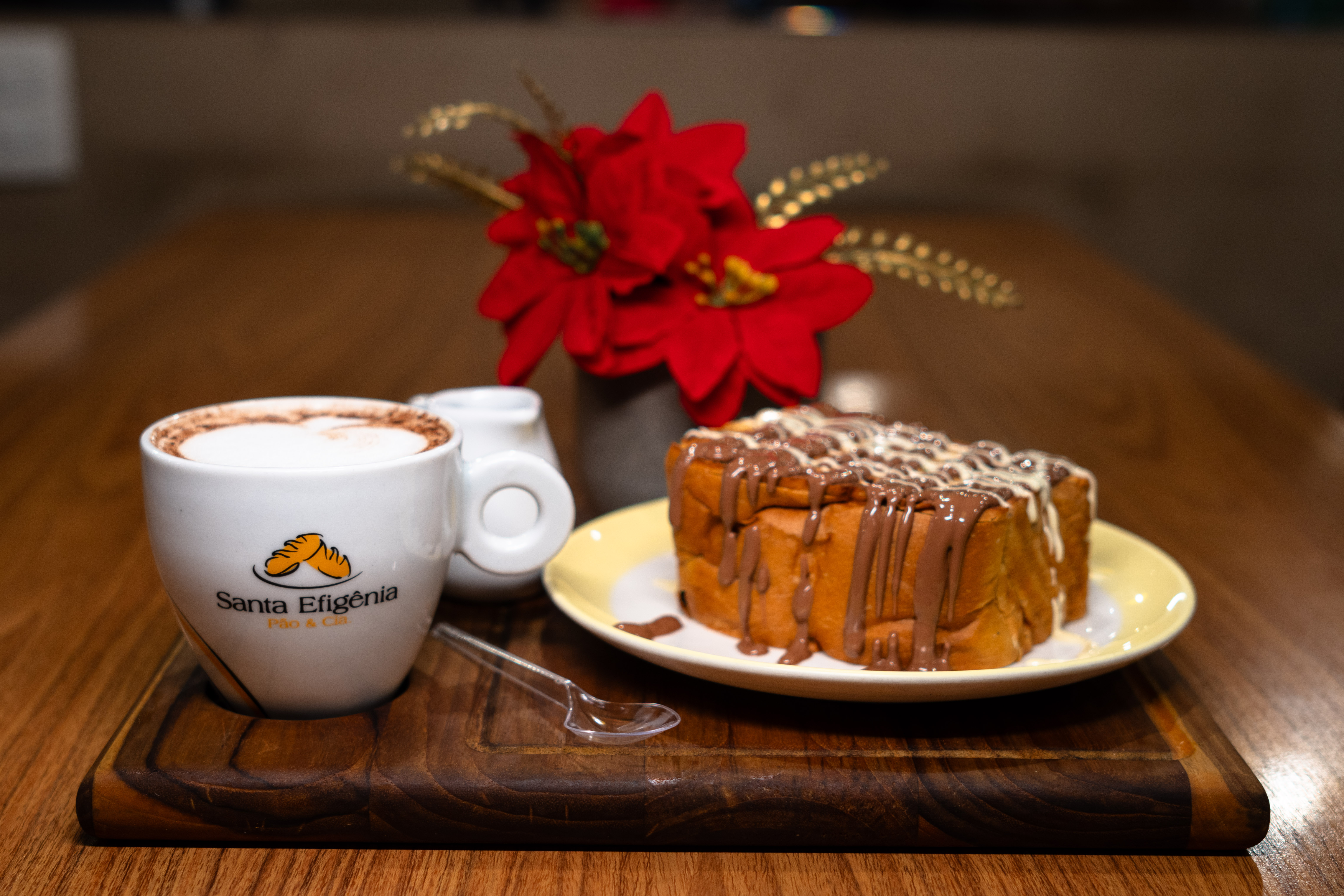 Uma fatia de panetone na chapa com chocolate belga acompanhado de café com leite ou chocolate.