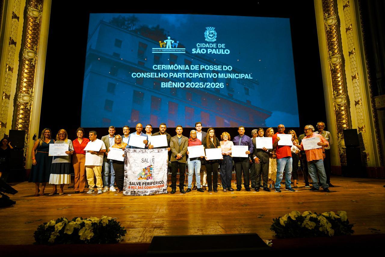 Conselheiros exibem seus certificados junto a autoridades durante solenidade de posse no Theatro Municipal de São Paulo