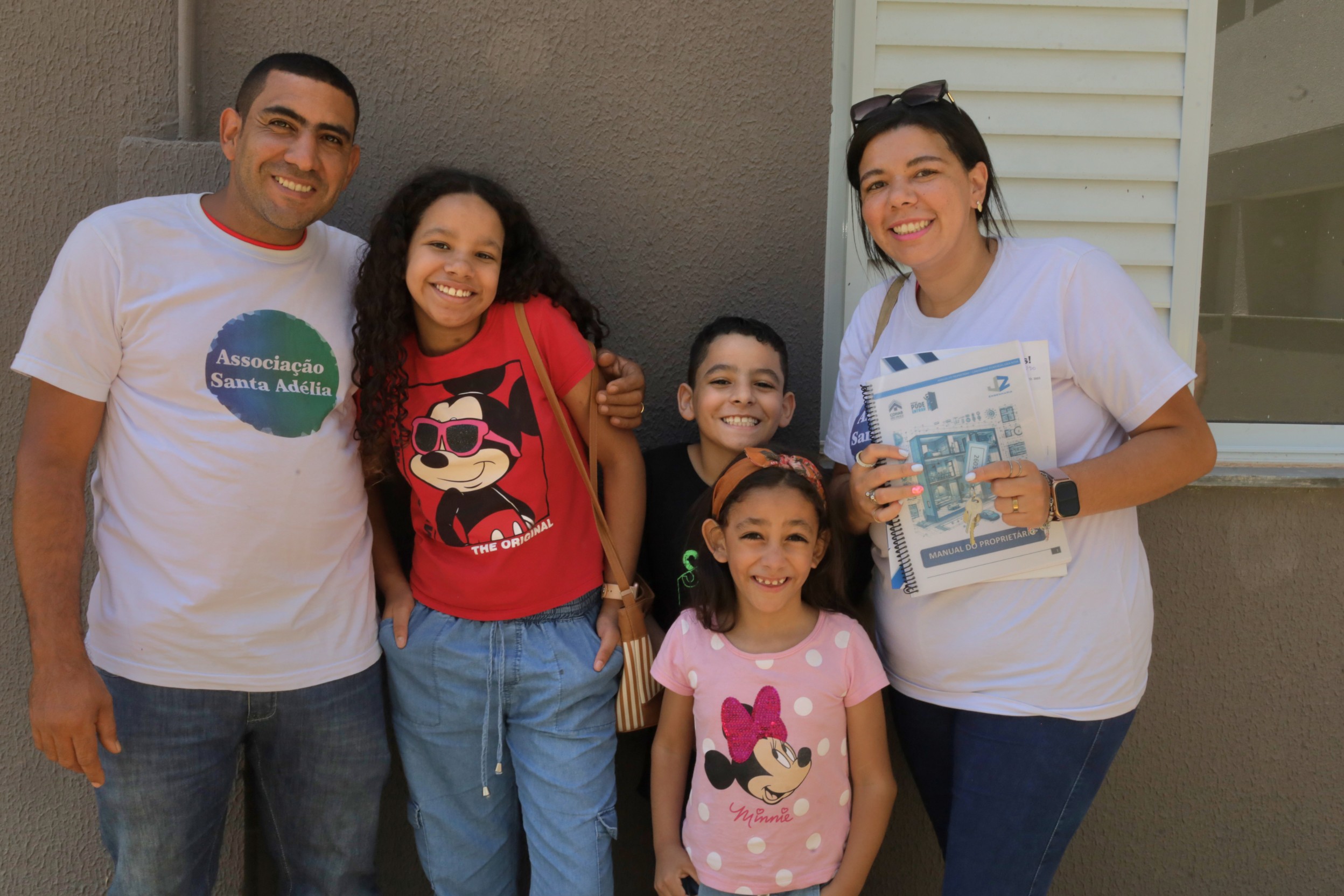 Família feliz com a chave de sua nova moradia