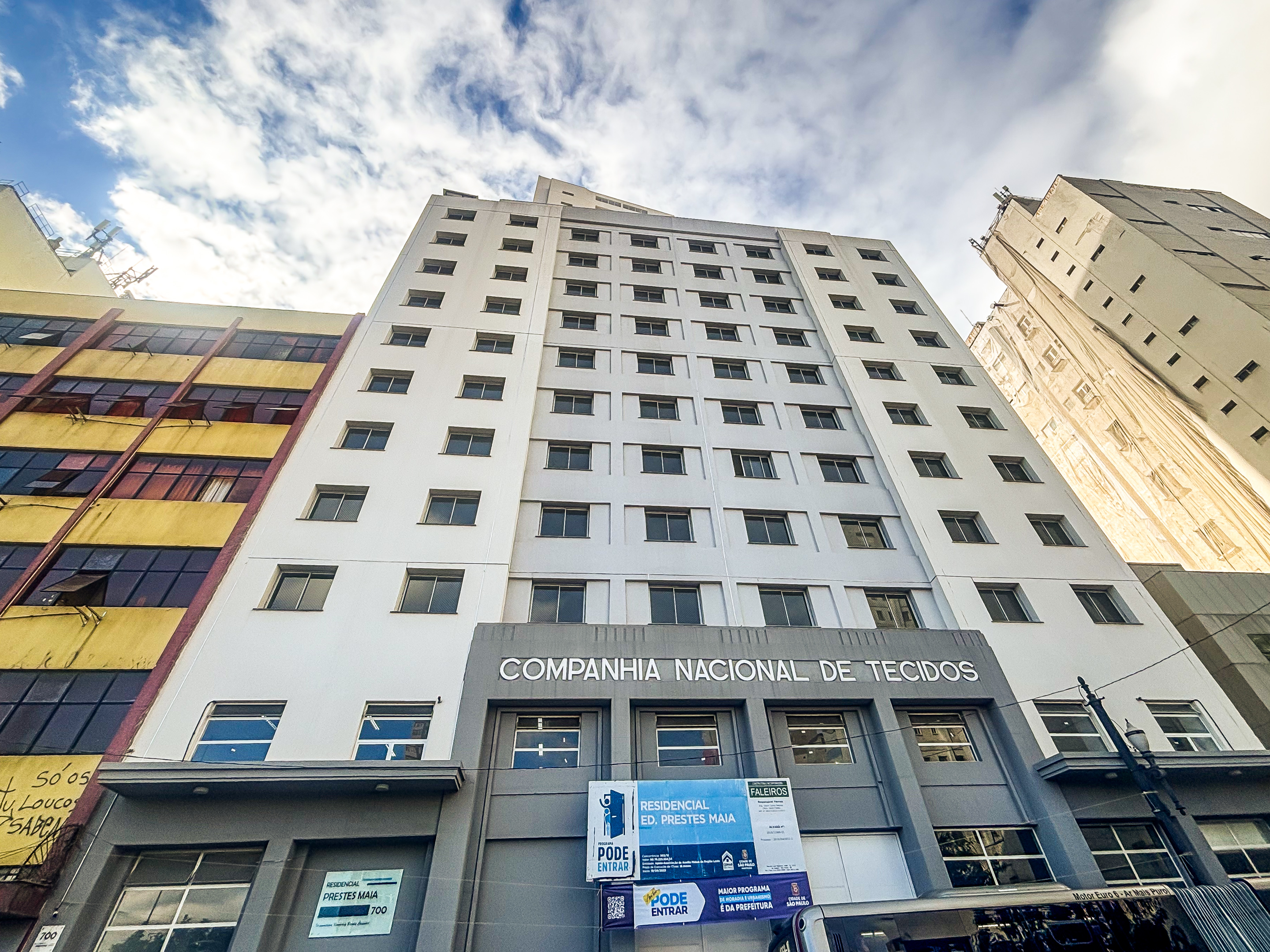 Foto da fachada do edifício Prestes Maia. Na fachada está escrito Companhia Nacional de Tecidos