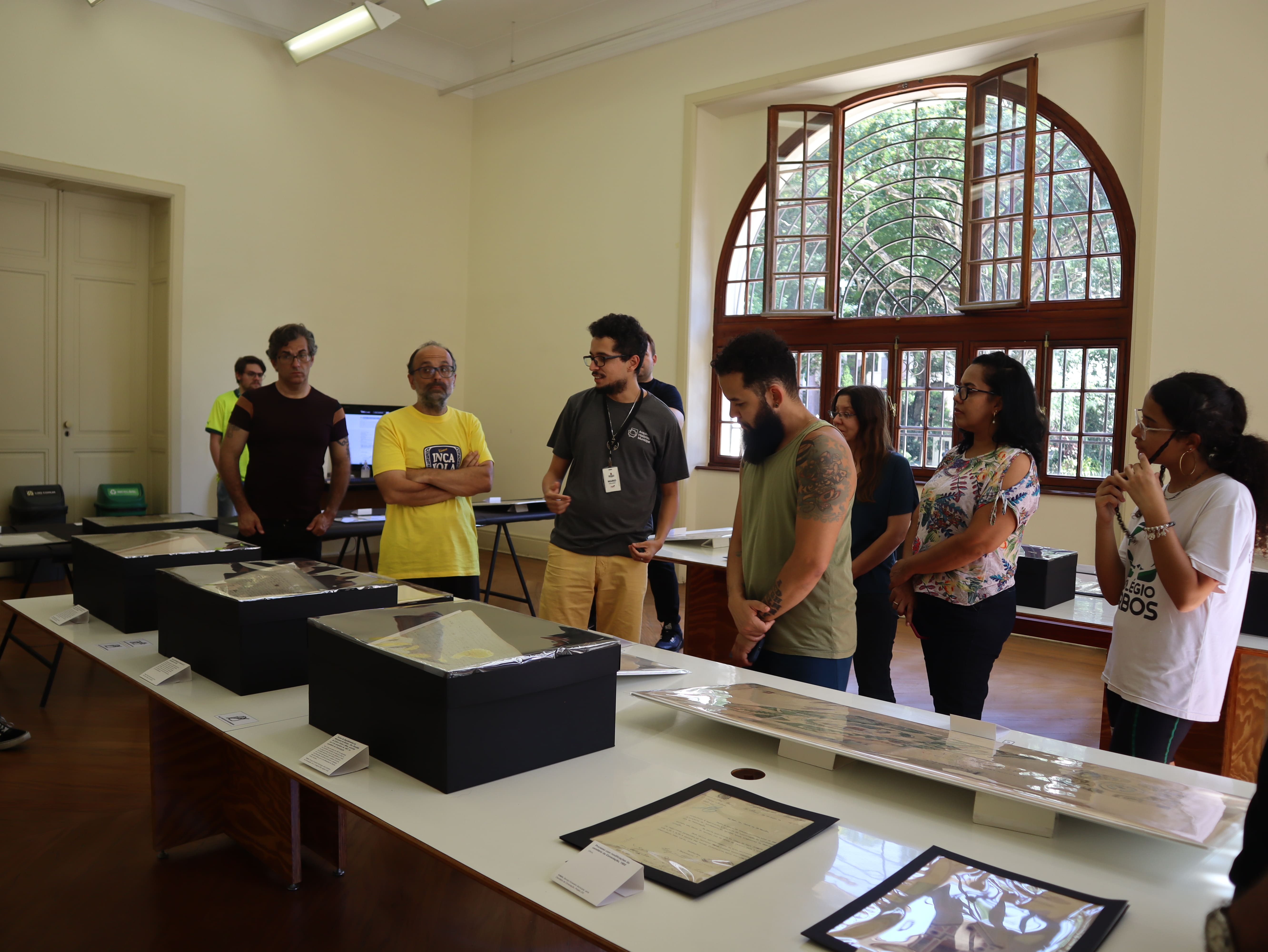 Grupo faz a visita guiada no Arquivo Histórico Municipal. Foto: Divulgação