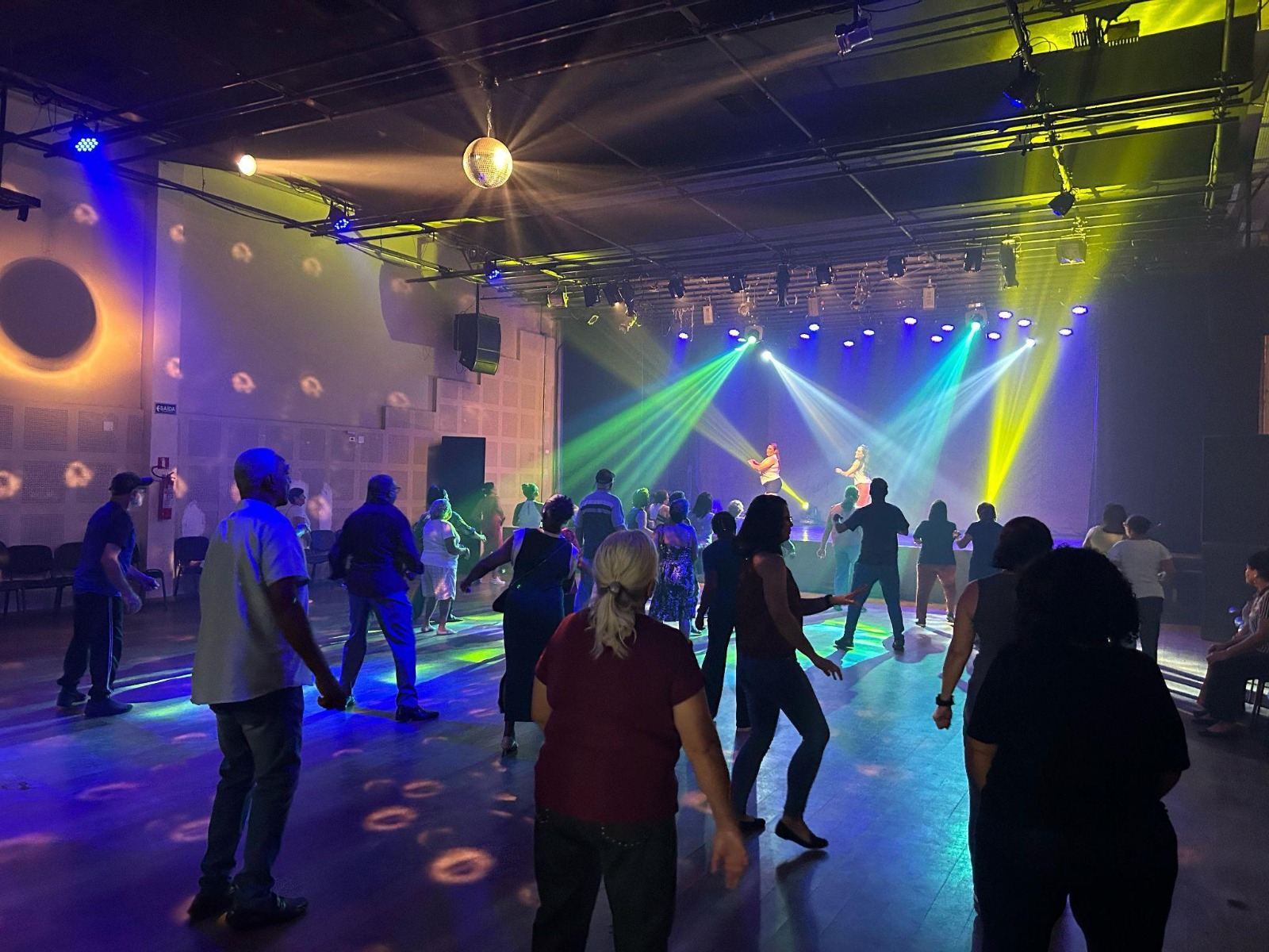 Público se diverte no Baile da Melhor Idade no salão do Centro de Formação Cultural Cidade Tiradentes. Foto: Divulgação