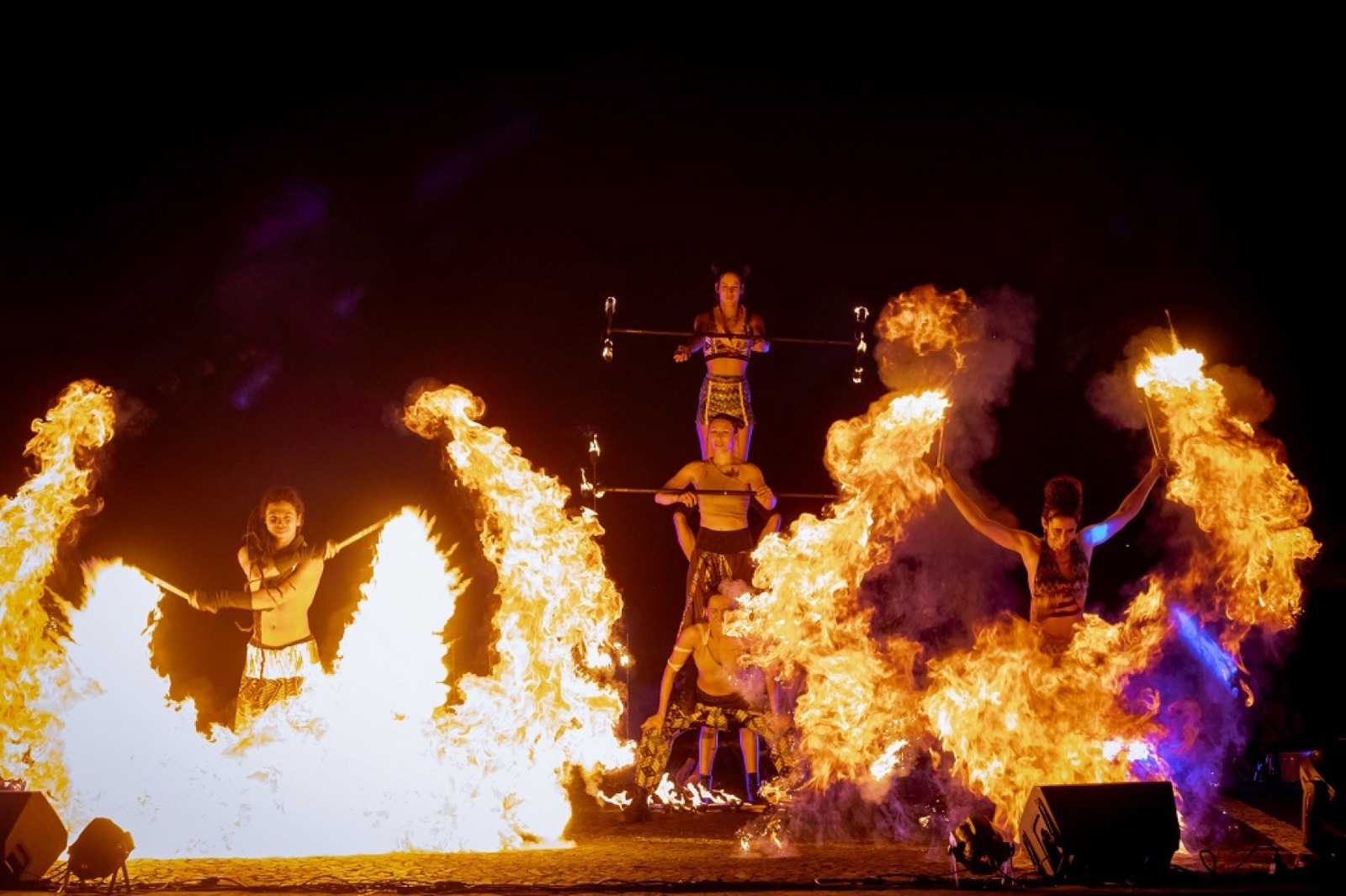“Big Bang”, da Cia. Biolumini, conta uma história inspirada na Teoria do Big Bang com fogo e coreografias. Foto: Matheus José Maria/ Divulgação