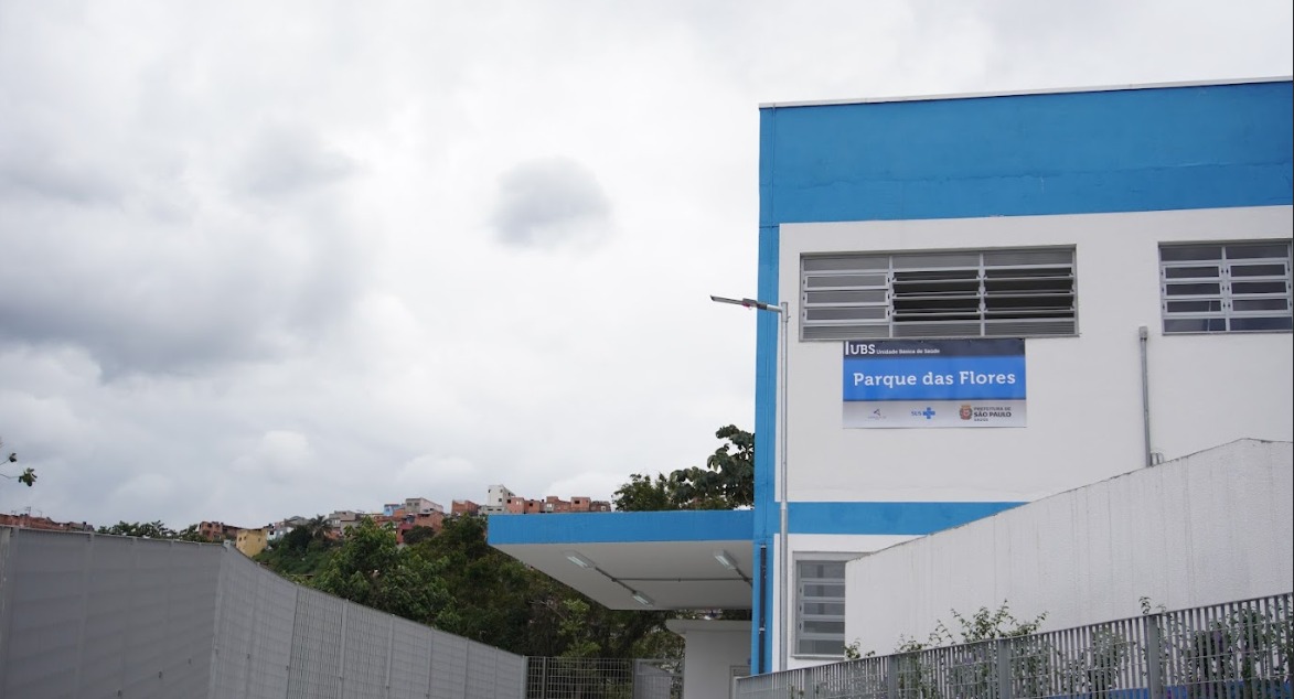 A imagem mostra a fachada de uma Unidade Básica de Saúde (UBS) chamada