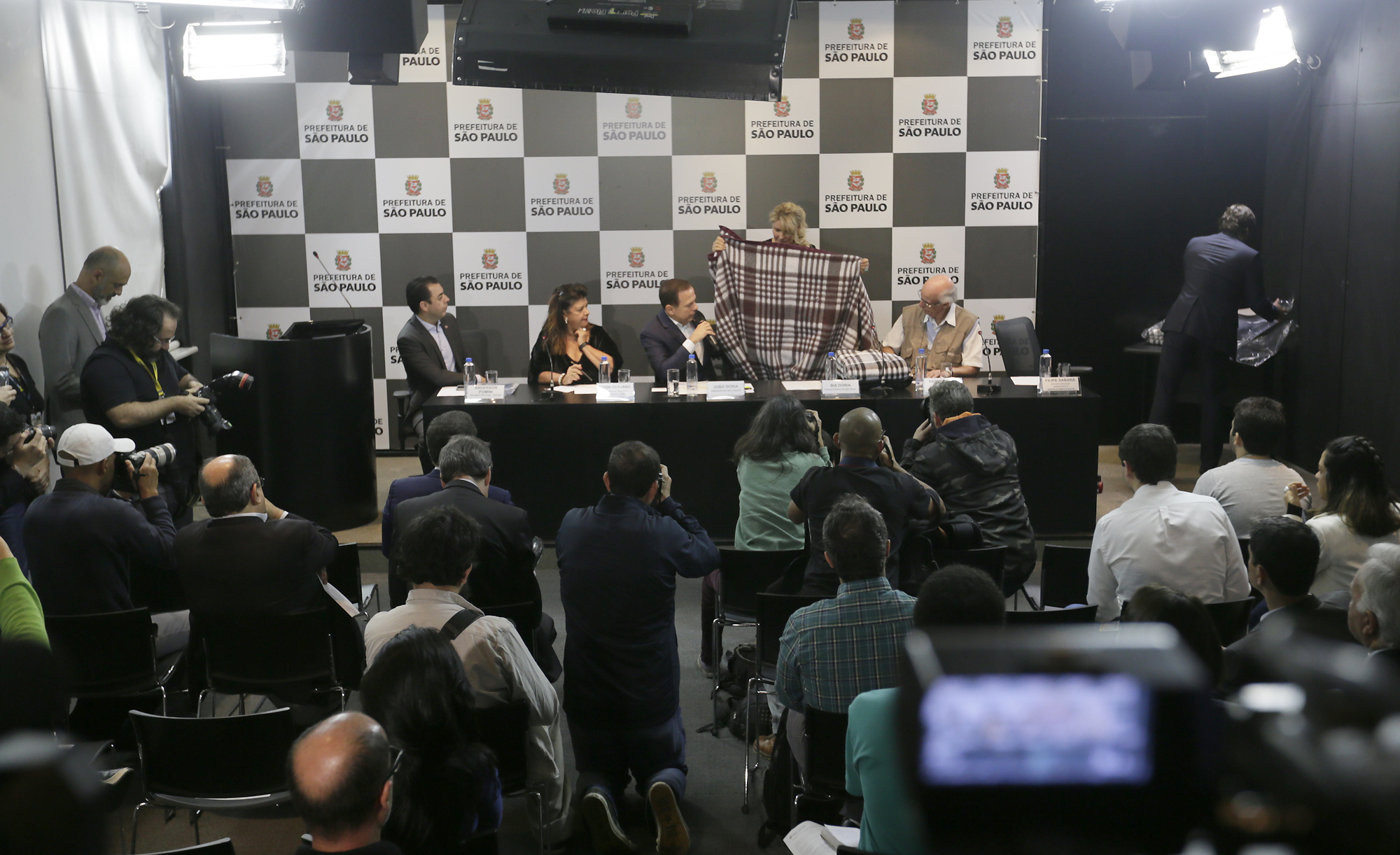 1090729-Coletiva de Imprensa – Doação de cobertores para população em situação de rua