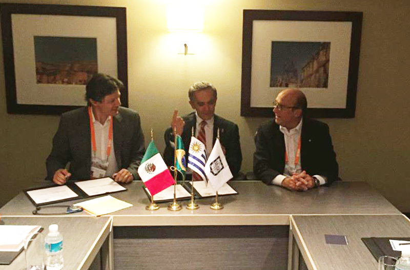 1446388-O prefeito Fernando Haddad assinou um memorando de entendimento com o prefeito da Cidade do México, Miguel Angel Mancera Espinosa (ao centro), e Daniel Martinez (à dir.), prefeito de Montevidéu.