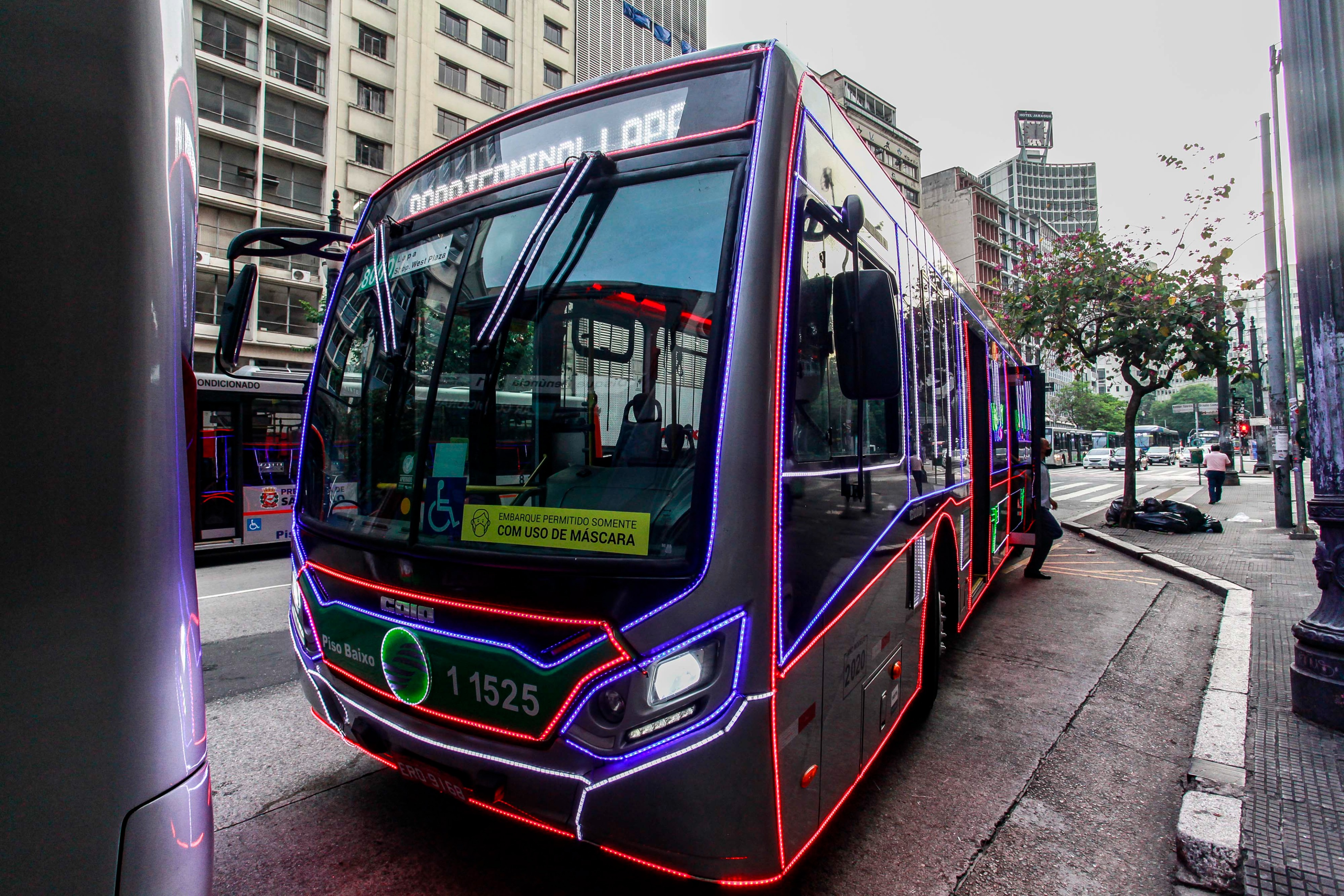 1565227-Os tradicionais ônibus iluminados e decorados com temas natalinos começam a circular pelas ruas da cidade