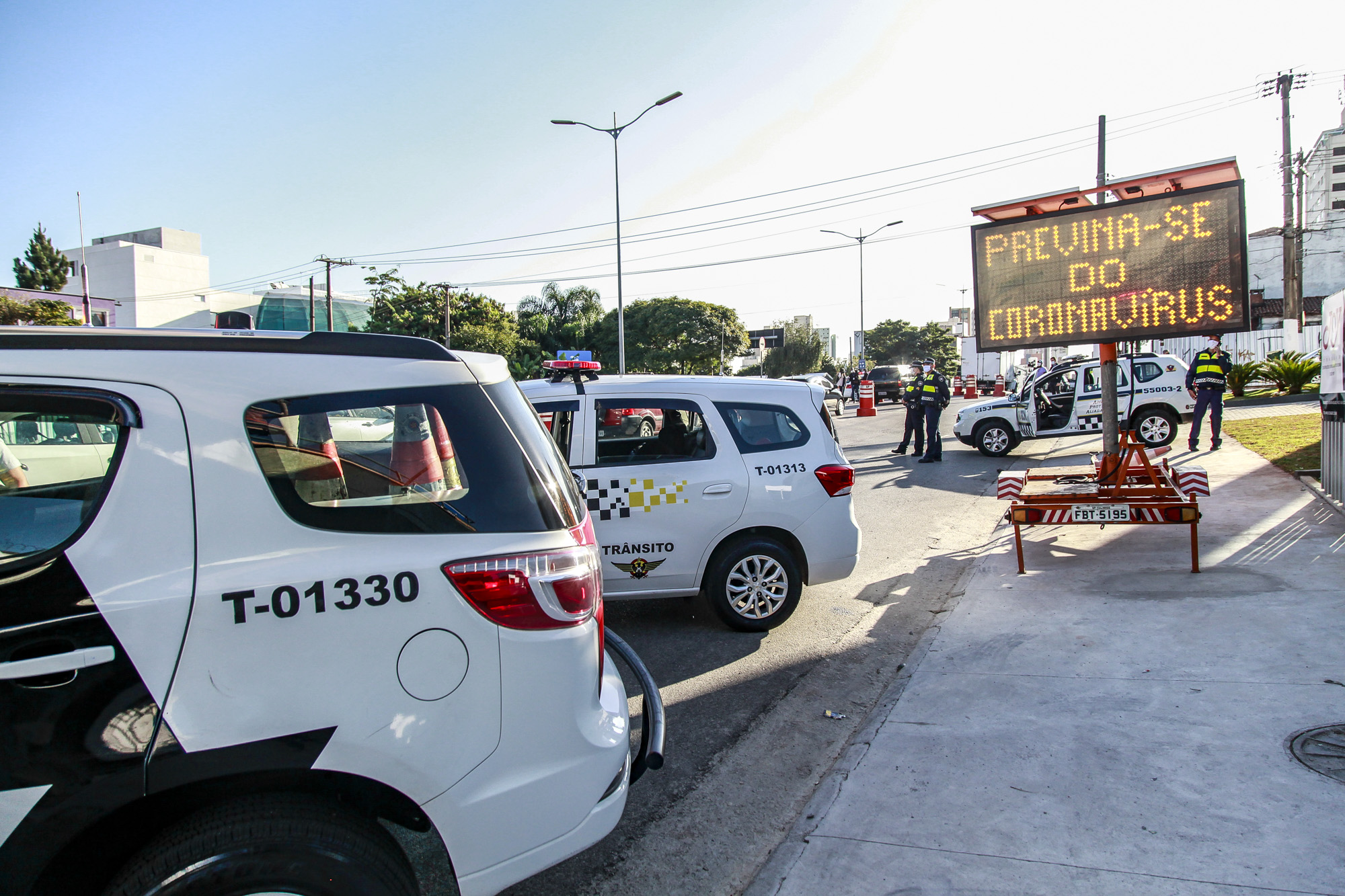 817589-Blitz educativa na Avenida Moreira Guimarães com Alameda Miruna