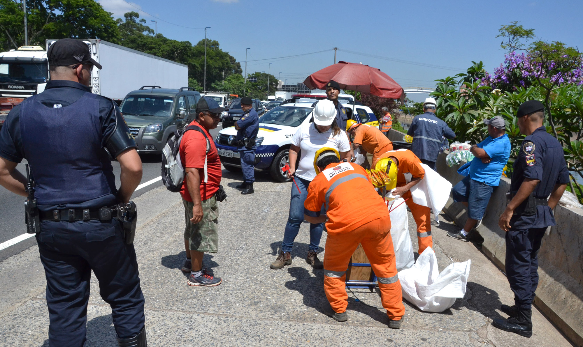 830686-Ambulantes nas Marginais