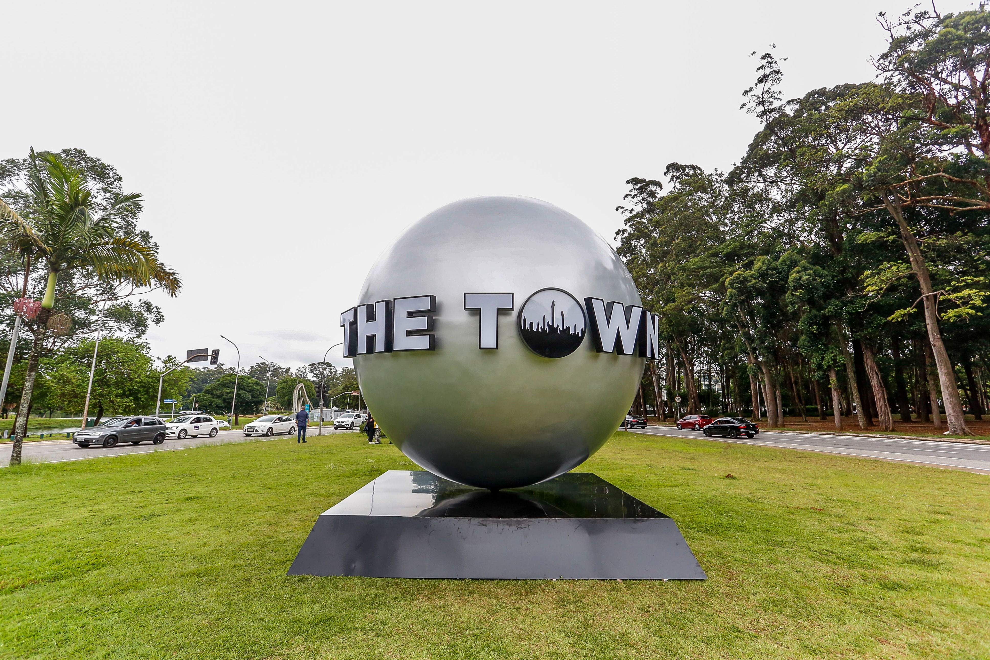 857405-Instalação da Esfera do The Town em São Paulo