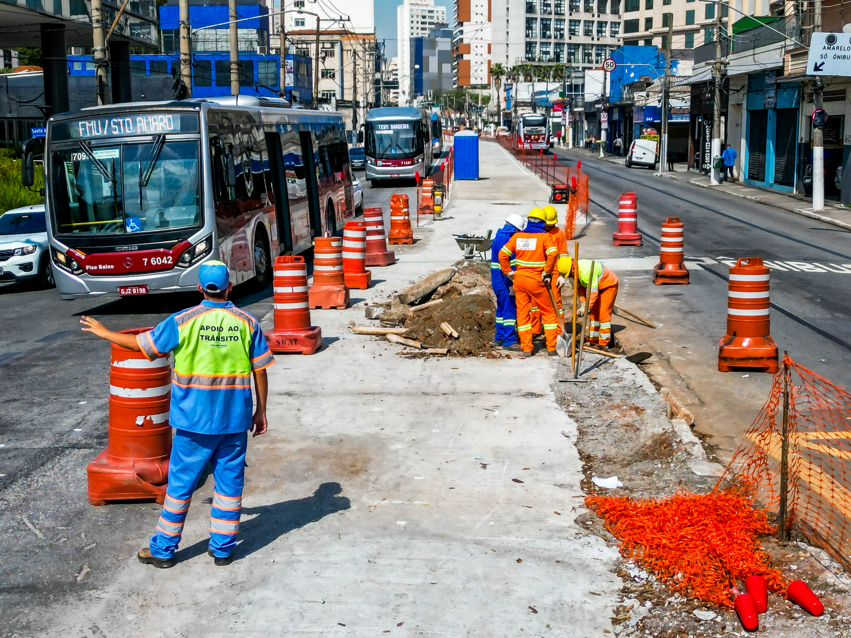 887515-Obras na Avenida Santo Amaro