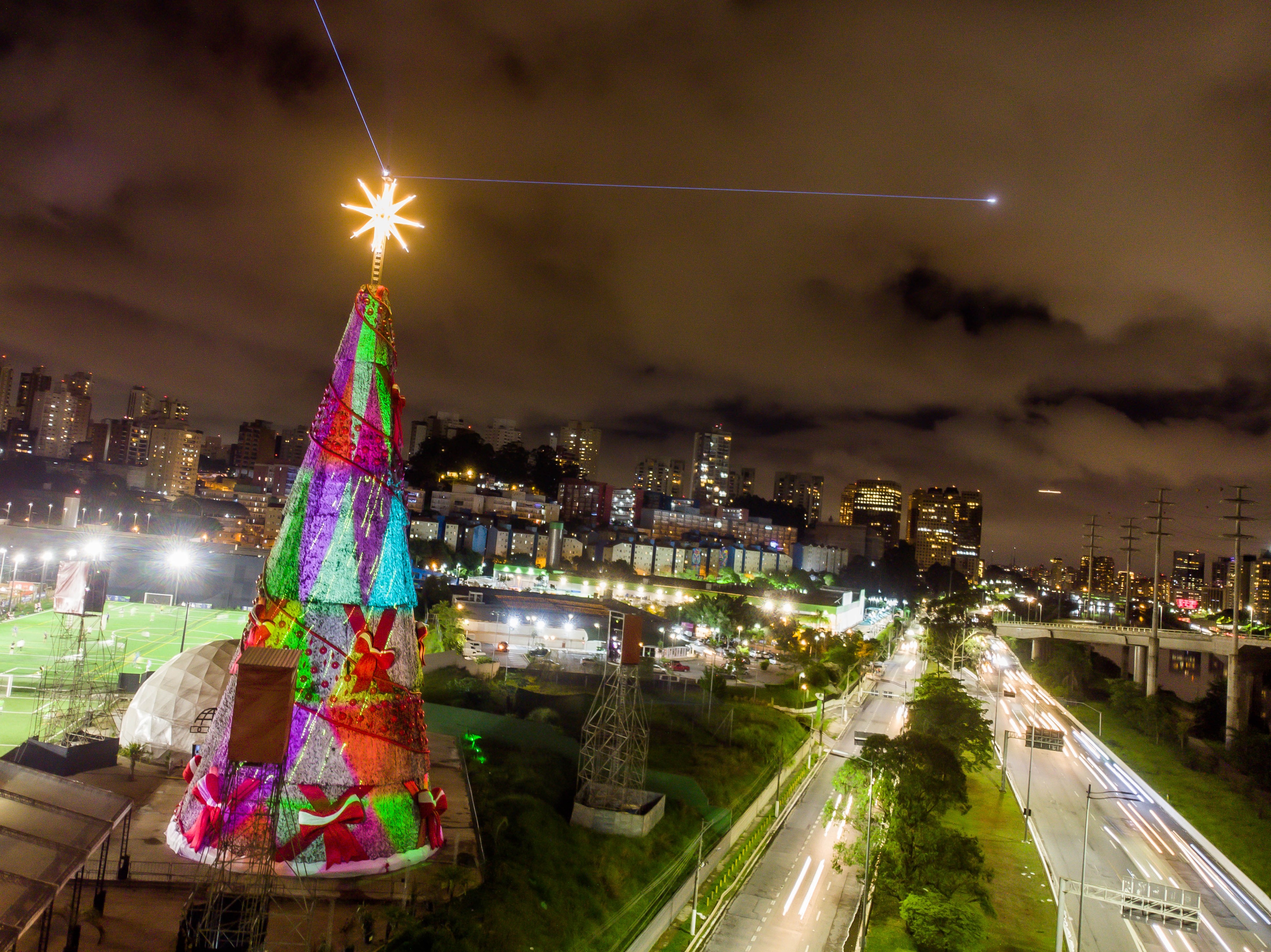 1025028-Árvore de Natal na Marginal Pinheiros