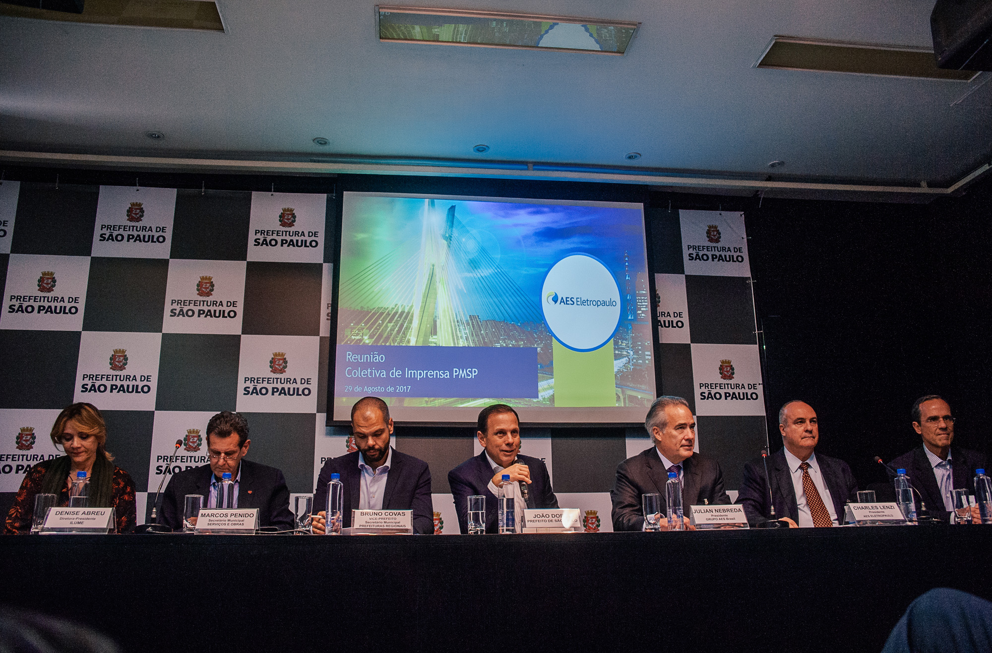 1046252-Coletiva de IMPRENSA sobre ENTERRAMENTO DE FIOS