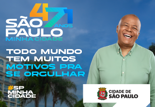 Em fundo do centro histórico de São Paulo, uma mulher aparece sorrindo. No canto inferior esquerdo, há em letras brancas São Paulo 471 anos - Minha Cidade.  Em texto centralizado à direita em letras azuis e brancas os dizeres: São Paulo 471 anos - Minha Cidade. Todo mundo tem muitos motivos pra se Orgulhar.  Logo da Cidade de São Paulo finaliza a peça à direita inferior junto com #SP MINHA CIDADE.