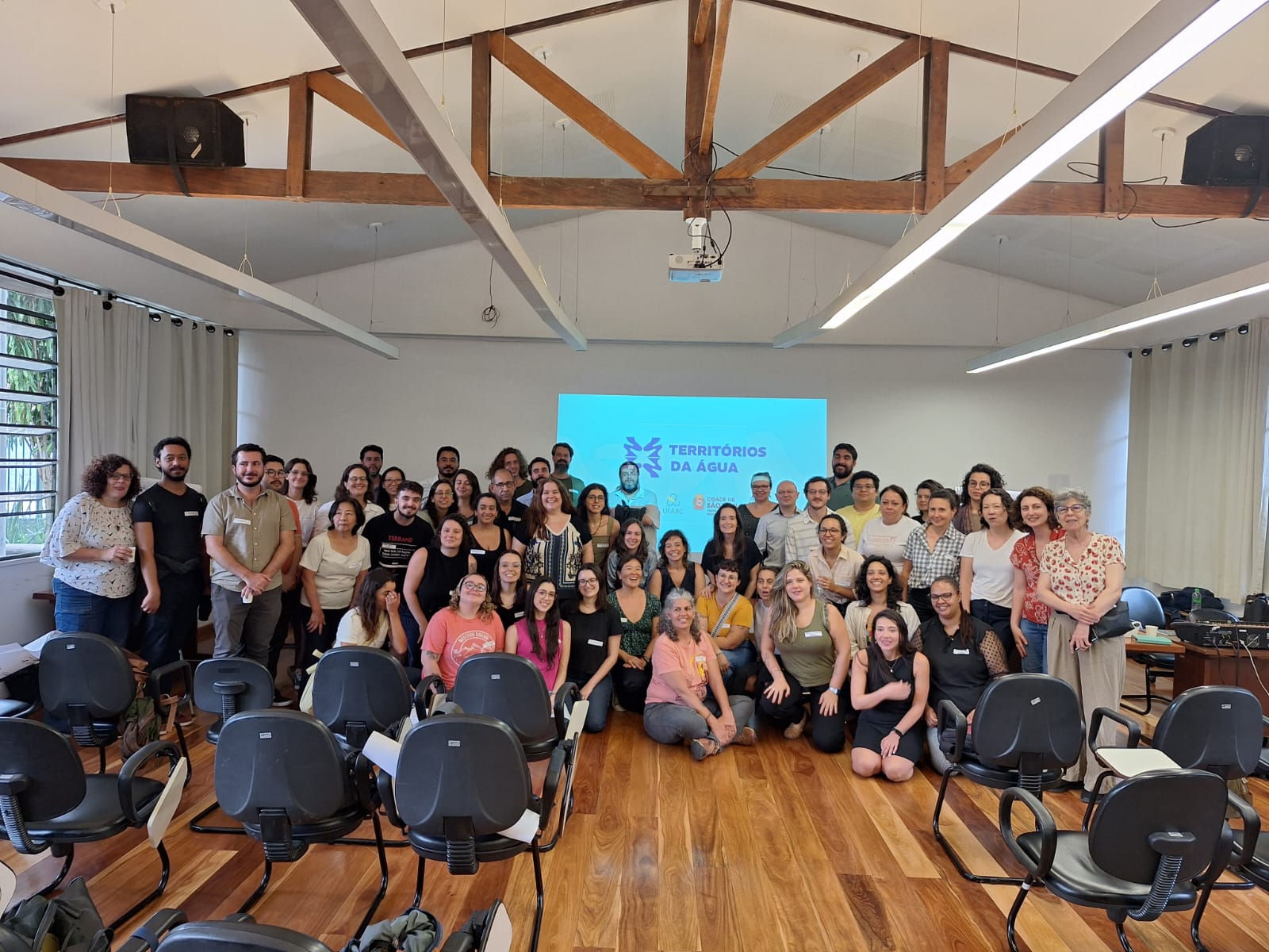 Foto do encontro que foi realizado na sede da Universidade Aberta do Meio Ambiente e Cultura de Paz (Umapaz) na sala com todos estudantes, pesquisadores e representantes de entidades que atuam direta ou indiretamente que participaram do evento
