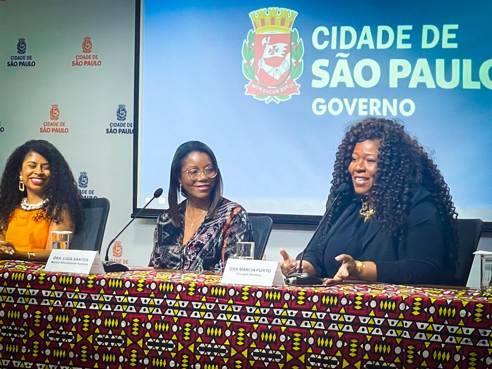 Palestrantes do evento juntas no meio da apresentação sobre o tema