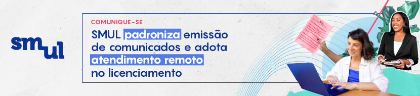 card cinza.logo smul à esquerda.Comunique-se: SMUL padroniza emissão de comunicados e adota atendimento remoto no licenciamento. do lado direito temos duas mulheres, uma no computador, outra atendendo e uma mão segurando um documento