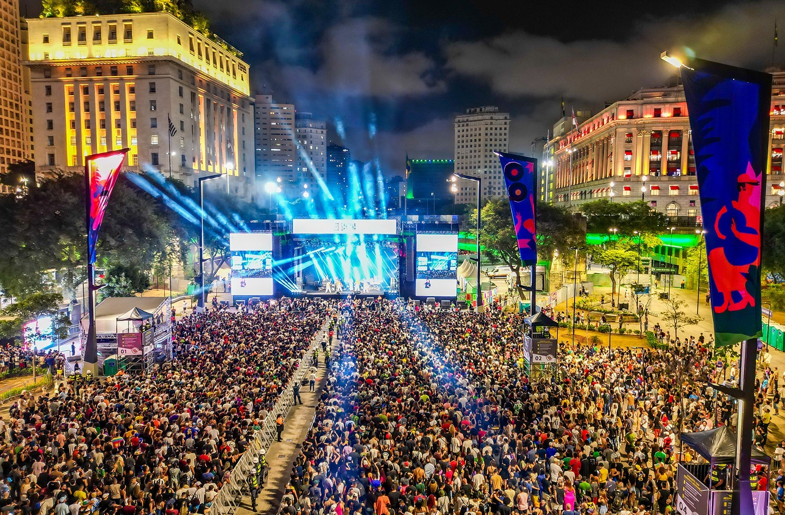Imagem mostra uma multidão reunida em frente a um palco no Vale do Anhangabau
