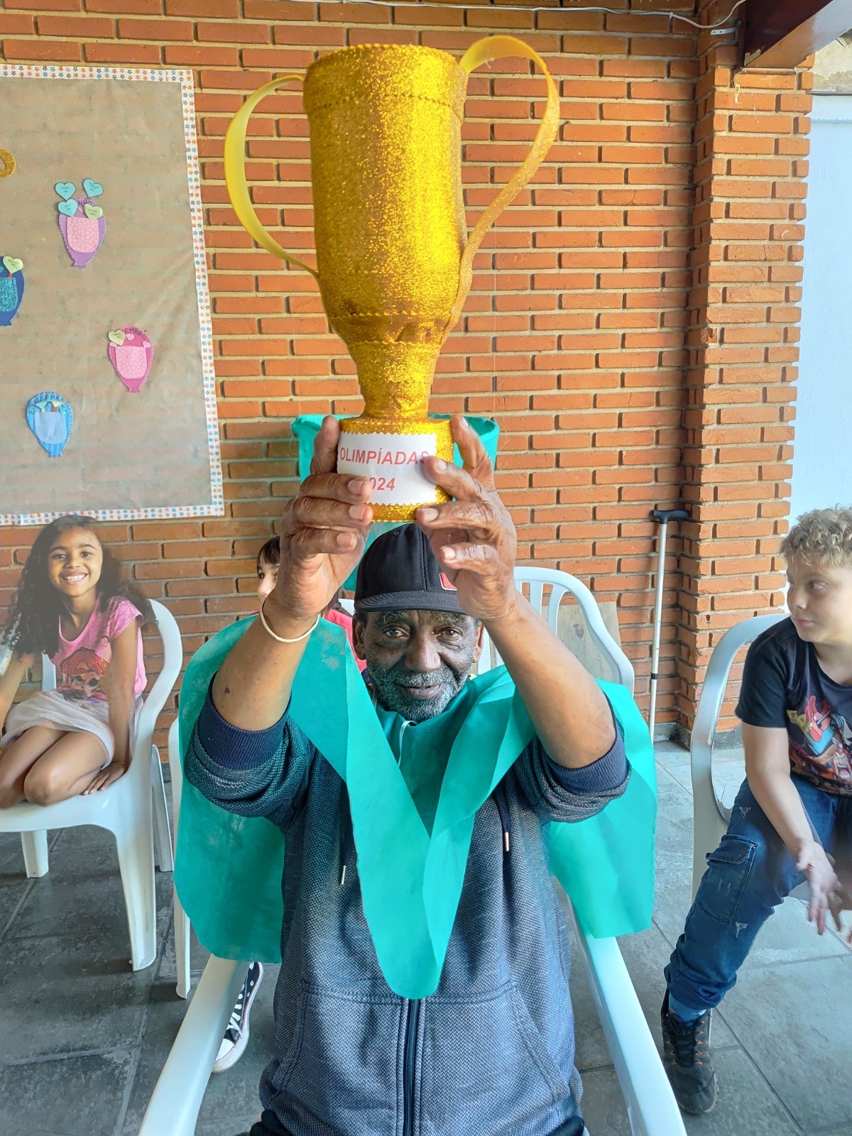 Senhor levanta a taça das Olímpiadas do CDI Penha e CCA Gotas de Esperança