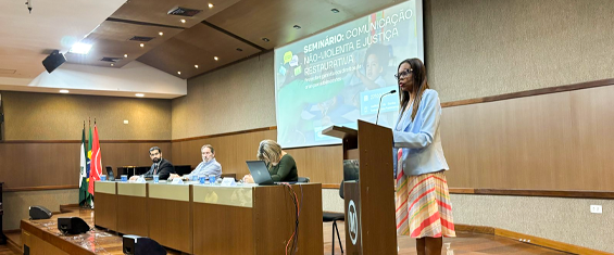 Mesa de abertura do evento, com a presença da secretária, Regina Santana.