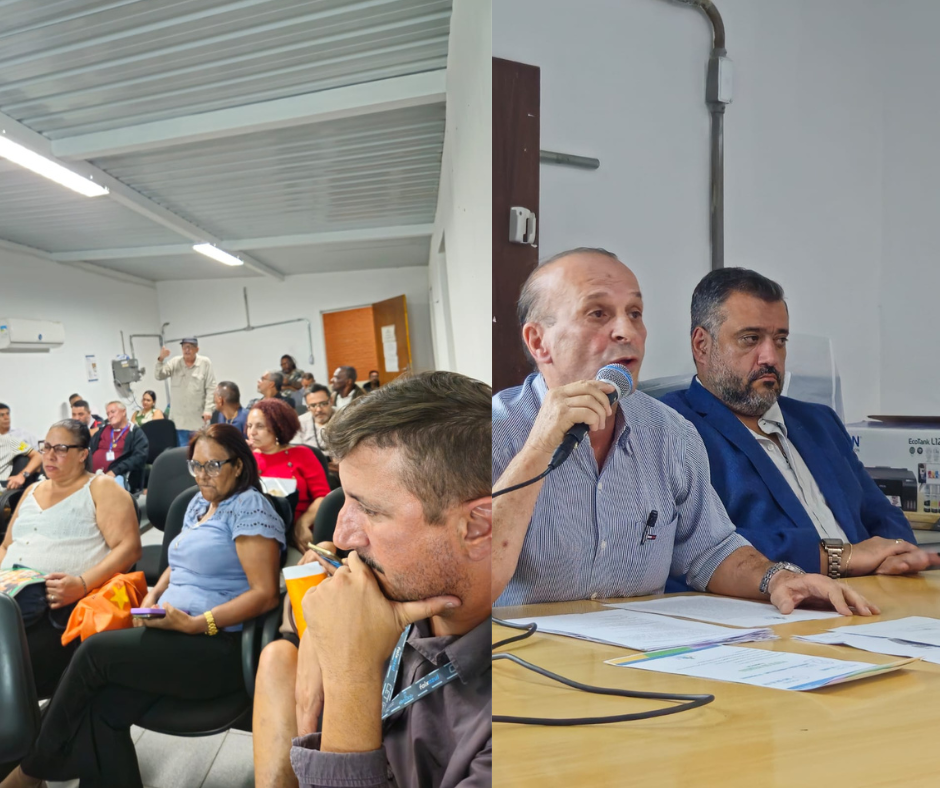 A imagem é dividida em duas partes: Lado esquerdo: mostra um auditório simples cheio de pessoas sentadas em cadeiras pretas, prestando atenção ao que acontece na frente da sala. As pessoas são adultas. Há uma sensação de concentração e seriedade no ambiente. No fundo da sala, um homem em pé está falando. Lado direito: mostra uma mesa com doishomens sentados. O homem à esquerda está falando ao microfone, enquanto o outro escuta. À frente deles, há diversos papéis sobre a mesa. O homem que fala tem cabelos ralos e veste uma camisa listrada clara; o homem à direita usa terno azul, está sério e atento. A imagem transmite o clima de uma reunião comunitária, com participação ativa do público e representantes à mesa.