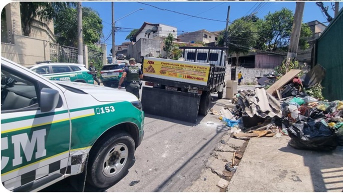 Caminhão ao lado do lixo deixado na calçada. Atras uma viatura da GCM Ambiental que fez o flagrante