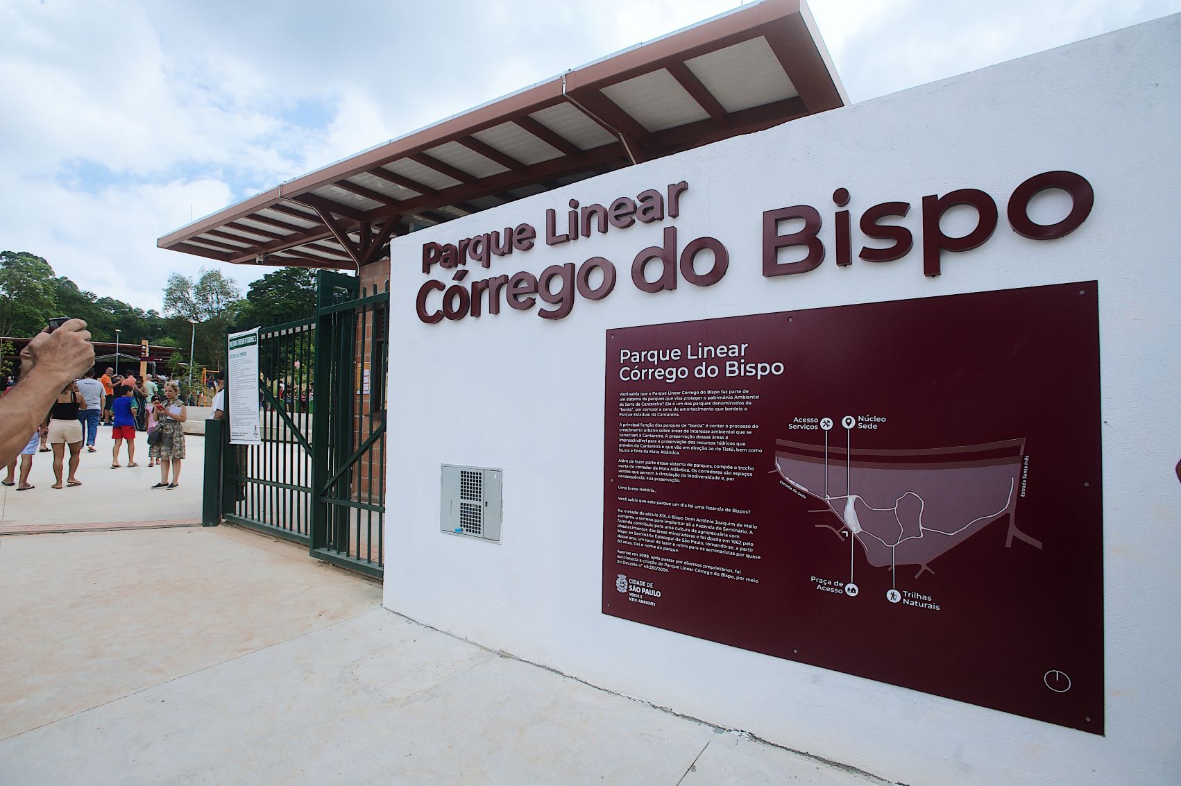 Entrada do Parque   com placa identificando o Parque Linear Corrego do Bispo com um mapa da área 