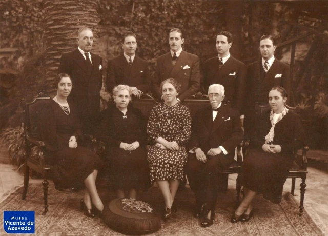 Uma fotografia do tempo antigo, em preto e branco, mostrando todos os integrantes da família Azevedo, 6 homens e 4 mulheres.