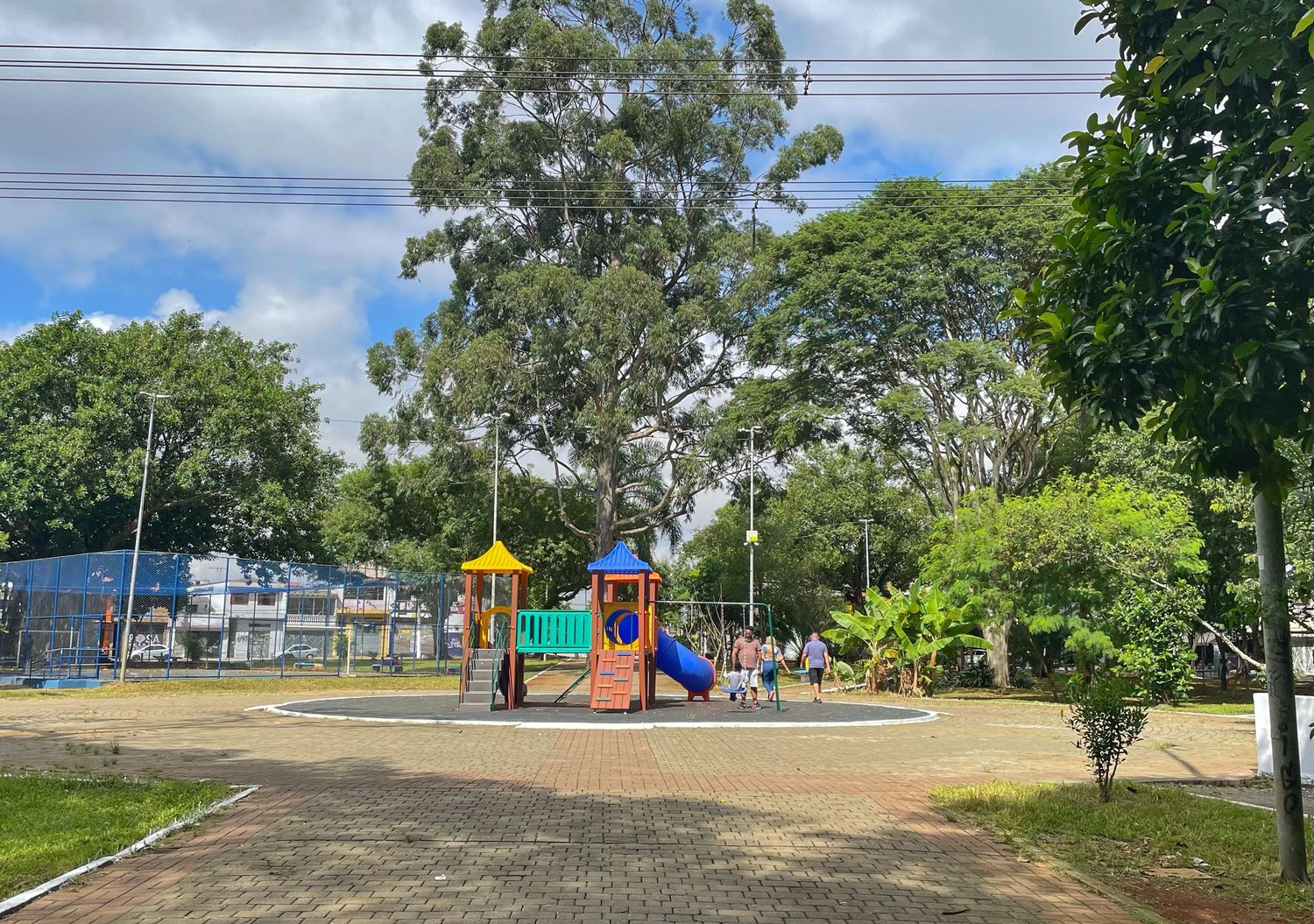 #PraTodosVerem: Imagem mostra a área verde da Praça do Vinho com o playground ao fundo