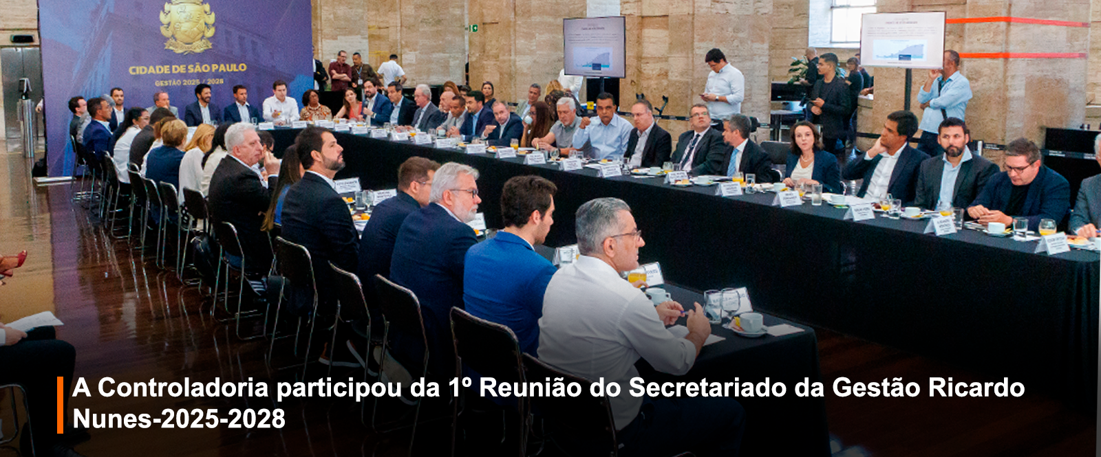 Foto registrando o momento da reunião, na imagem esta presente o prefeito Ricardo Nunes, os 26 sercretários e 14 representantes executivos de empresa privada