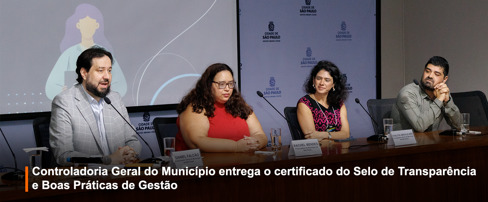 Foto no momento do discurso do Controlador Geral do Município, a imagem é composta por 4 pessoas, da esquerda para direita, o Controlador, Daniel Falcão, a Procuradora, Rachel Mendes, a Corregedora, Thalita Abdala e o Diretor, Thulio Oliveira.