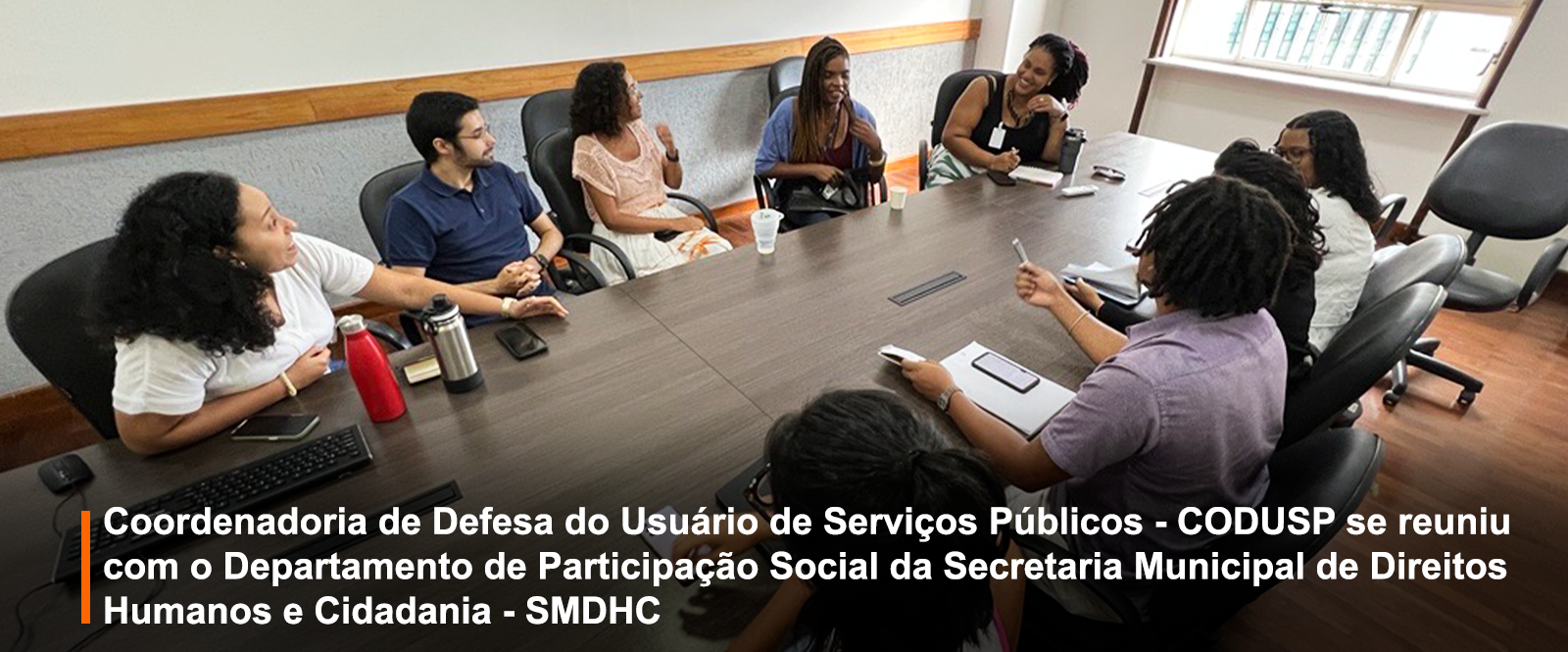 Foto registrada no momento em que esta acontecendo a reunião, dentro de uma sala com 9 participantes