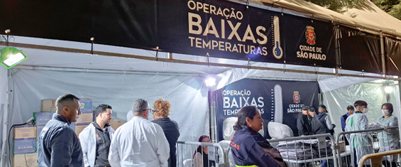 Servidores em tendas para atendimento à população de rua na Operação Baixas Temperaturas