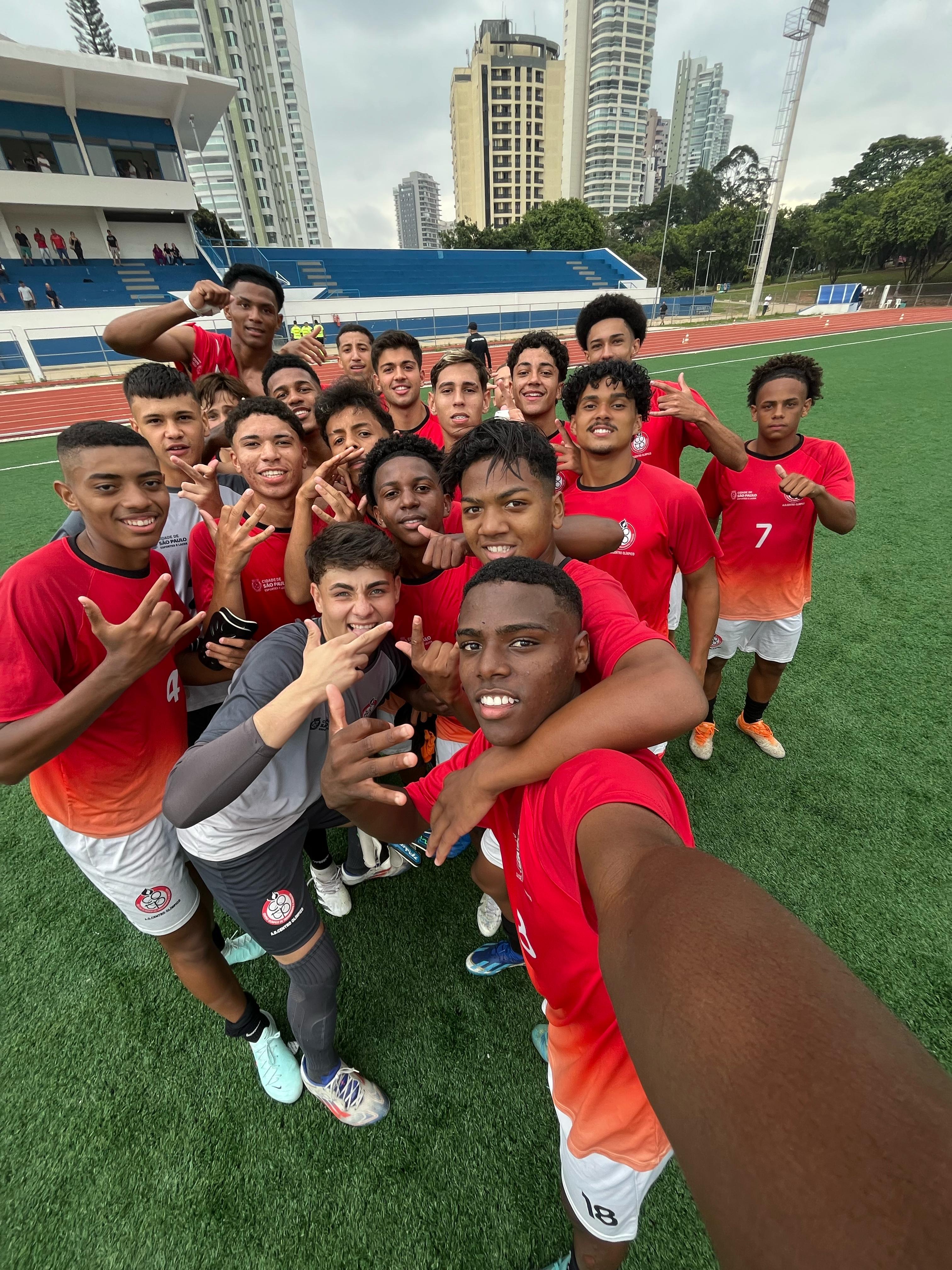 Nas imagens, atletas do futebol do COTP.