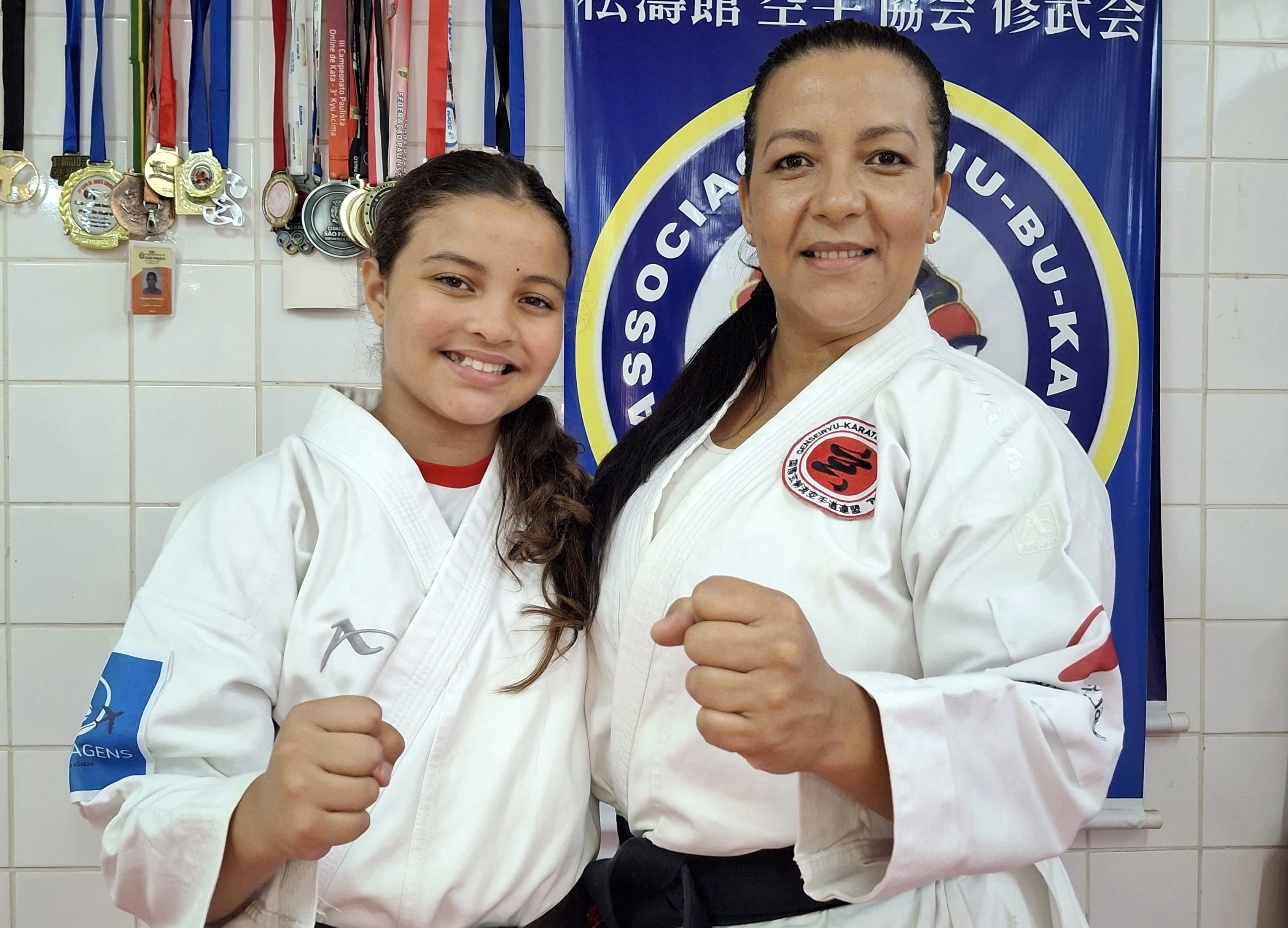 Na imagem, Andressa Alves e Luiza Alves, mãe e filha, alunas de karatê no CE Vila Curuçá.