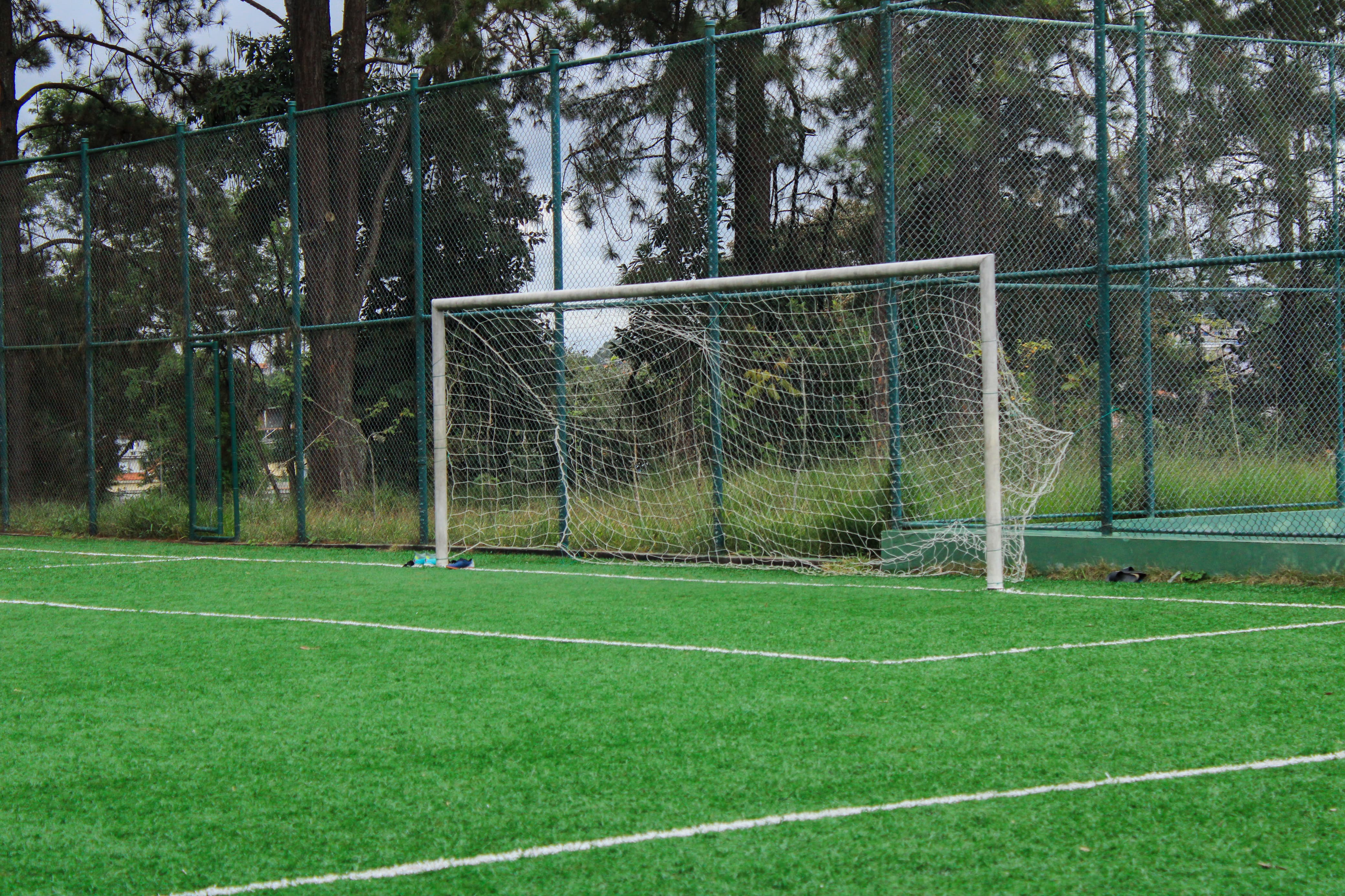 Na imagem, campo de futebol com gramado sintético no CE Náutico Guarapiranga.