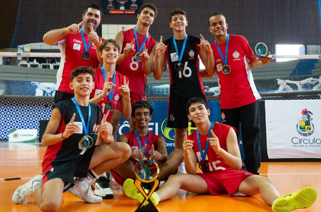 Na imagem, equipe de voleibol masculino sub-16 campeã do CBI.