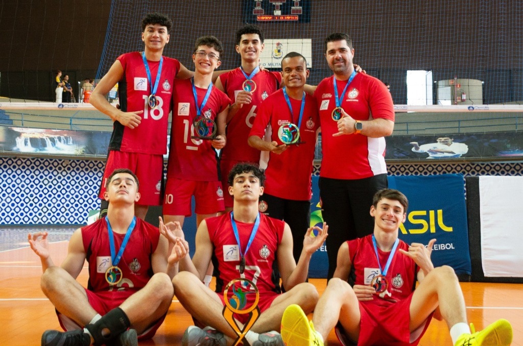Na imagem, equipe de voleibol masculino sub-16 campeã do CBI.