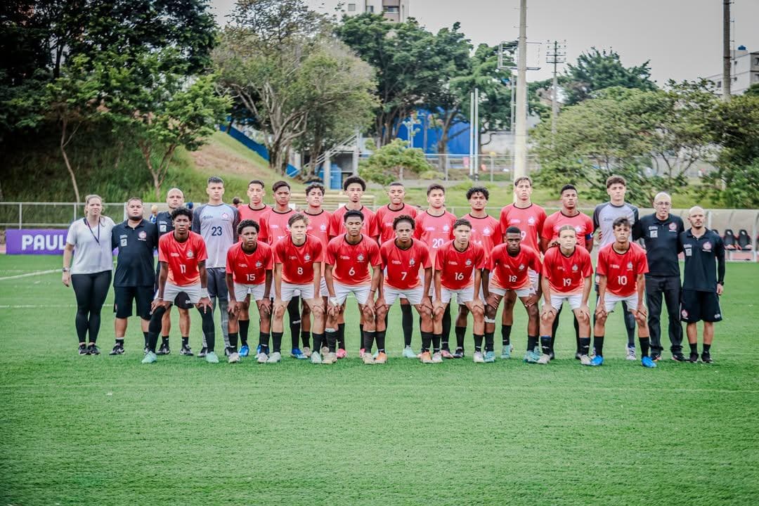 Nas imagens, atletas do futebol do COTP.