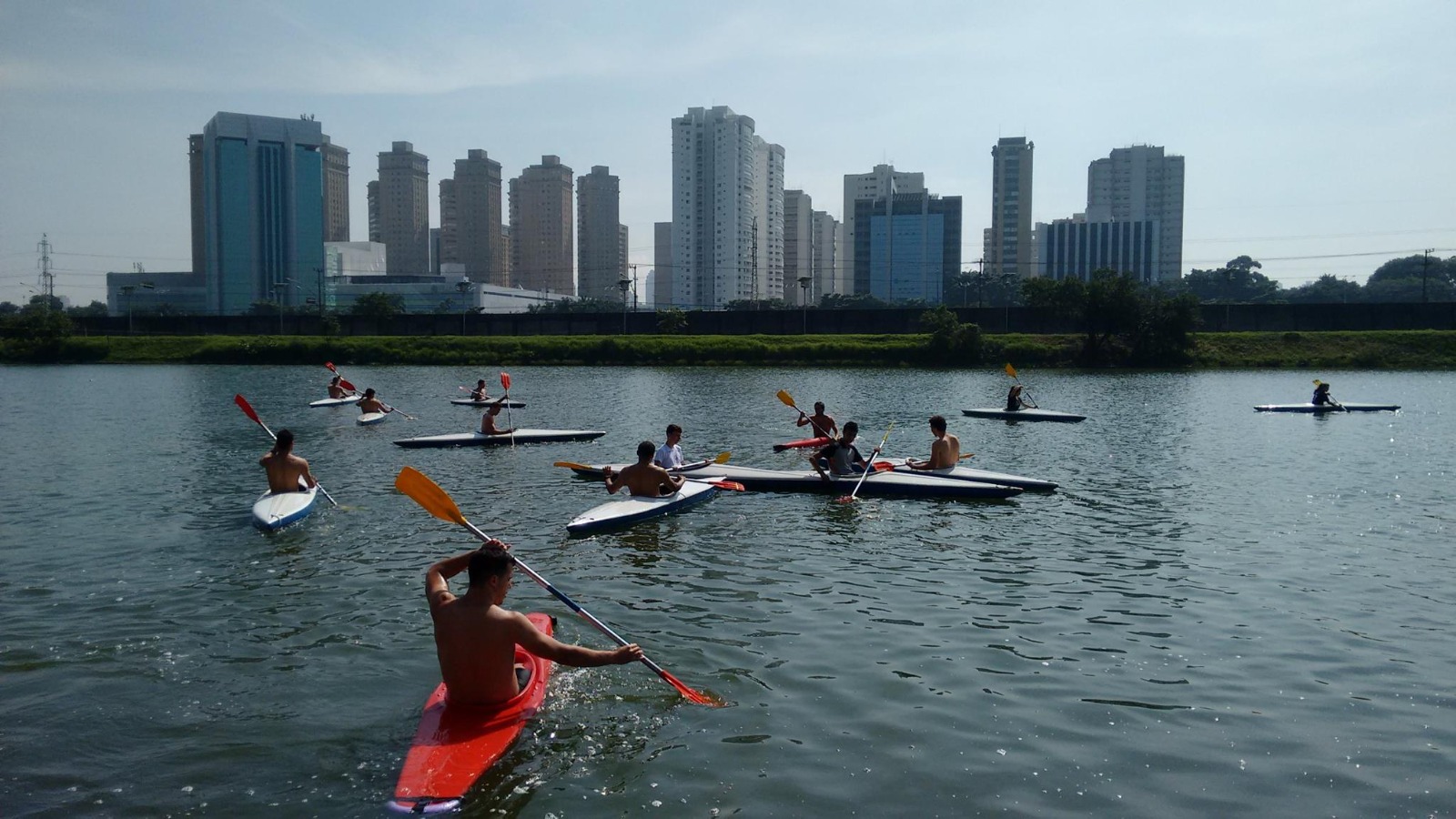 Na imagem, alunos de canoagem praticando a modalidade. 