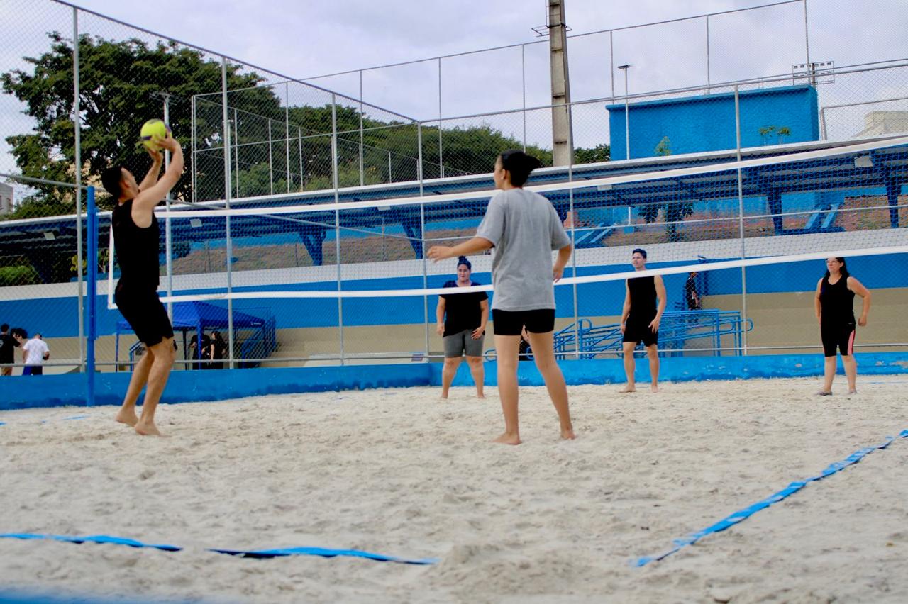 Na imagem, quadra de areia do Centro Esportivo José Bonifacio com munícipes.
