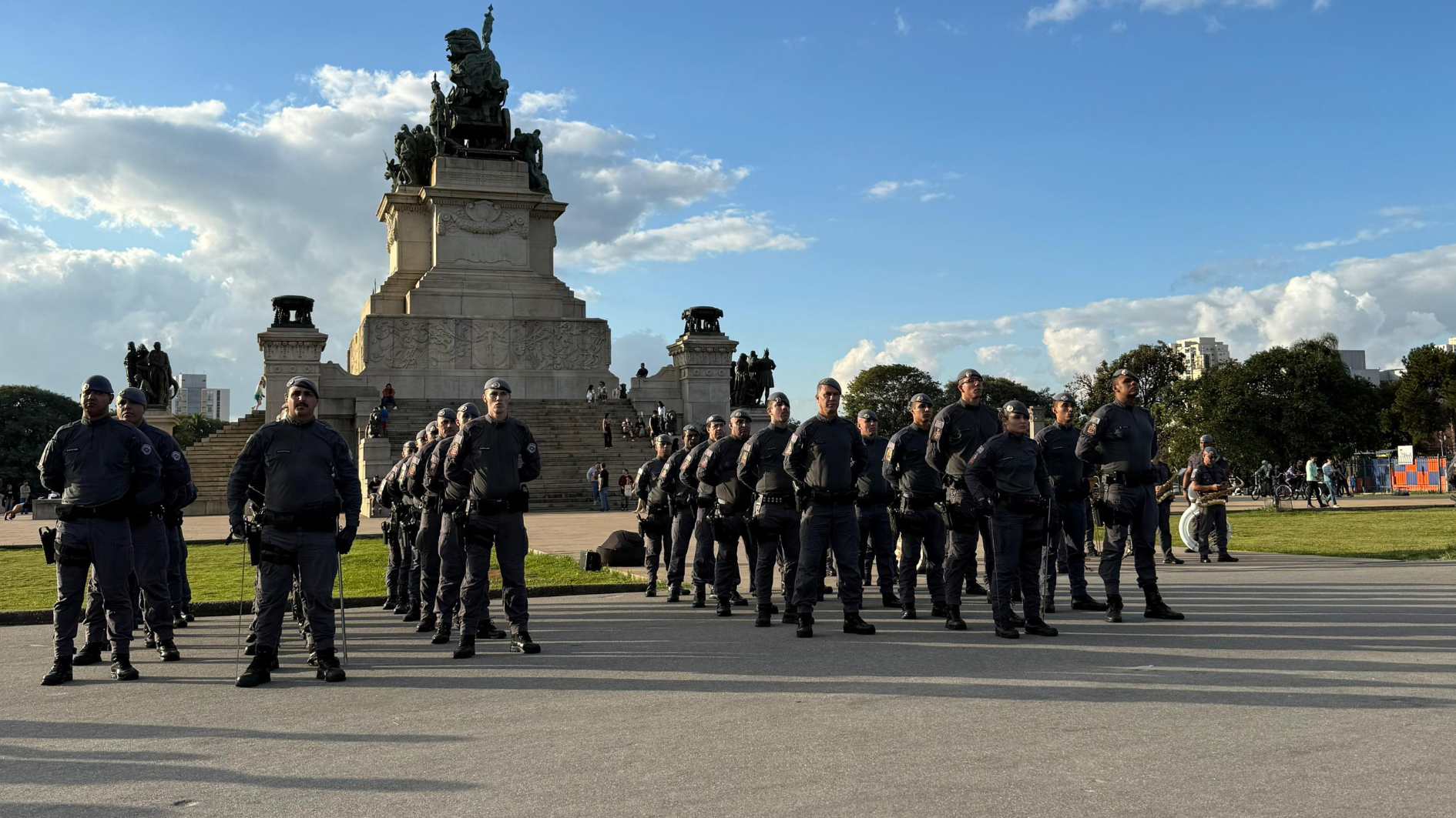 Policiais perfilados em frente ao monumento da independência