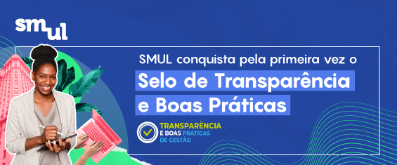 Card azul.Smul.Mulher em destaque segurando tablet; ao fundo fachada do Martinelli, computador com mãos digitando, plantas. SMUL conquista pela primeira vez o Selo de Transparência e Boas Práticas. 