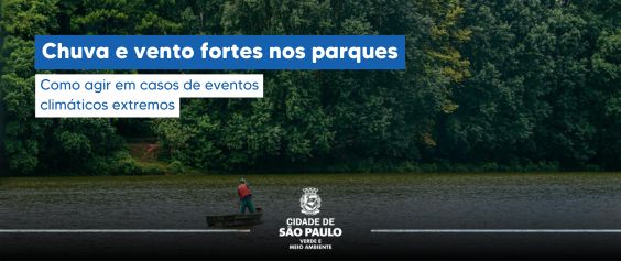 Parque público ao fundocom arvores e  mata, homem em um barco no meio do lago, ele remando e de colete salva vidas da cor laranja com dizeres como agir em caso de eventos climáticos extremos