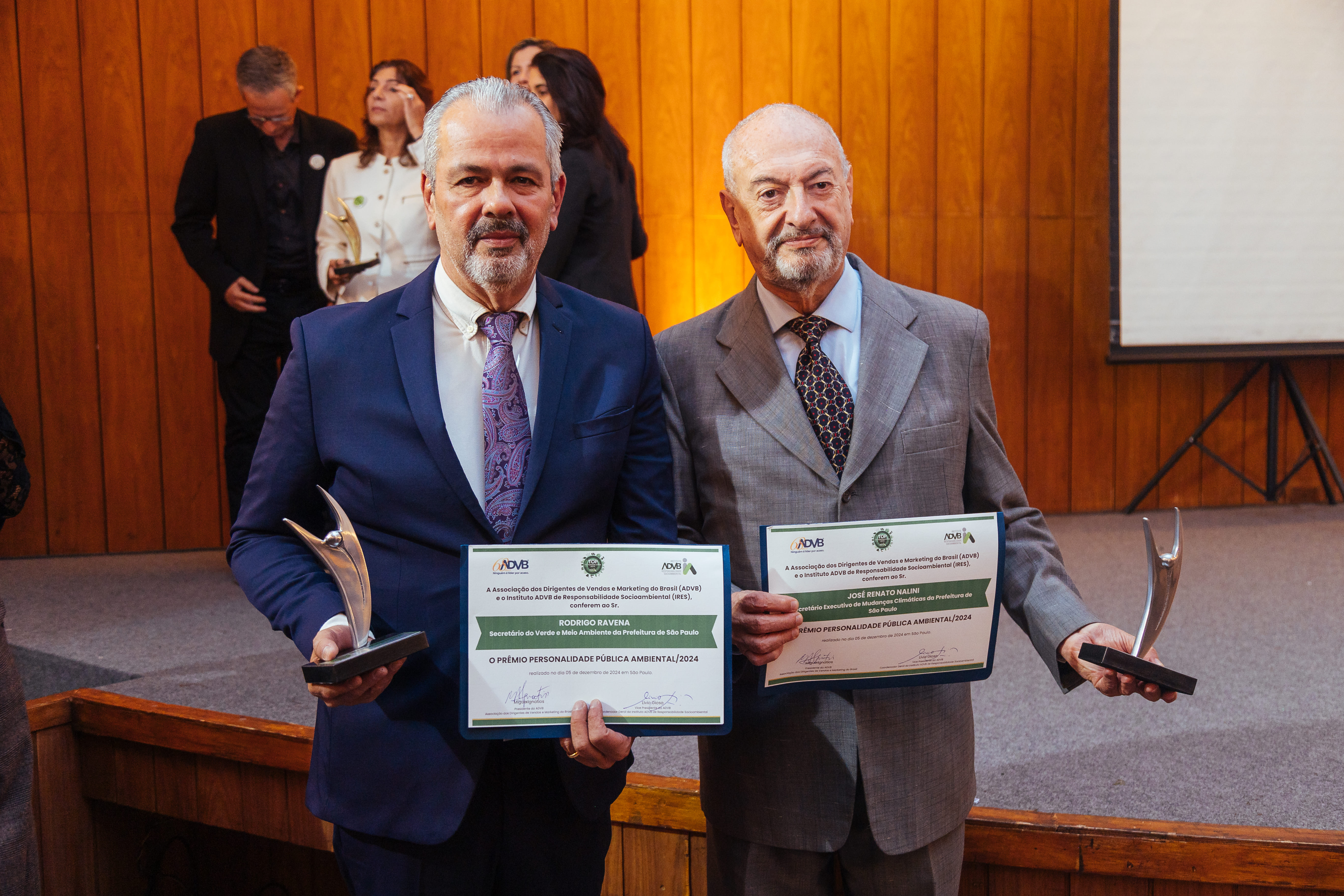 Secretário do Verde e do Meio Ambiente, Rodrigo Ravena, e Secretário da Secretaria Executiva de Mudanças Climáticas, José Renato Nalini, posando para fotos enquanto seguram os prêmios do evento Top de Sustentabilidade.   