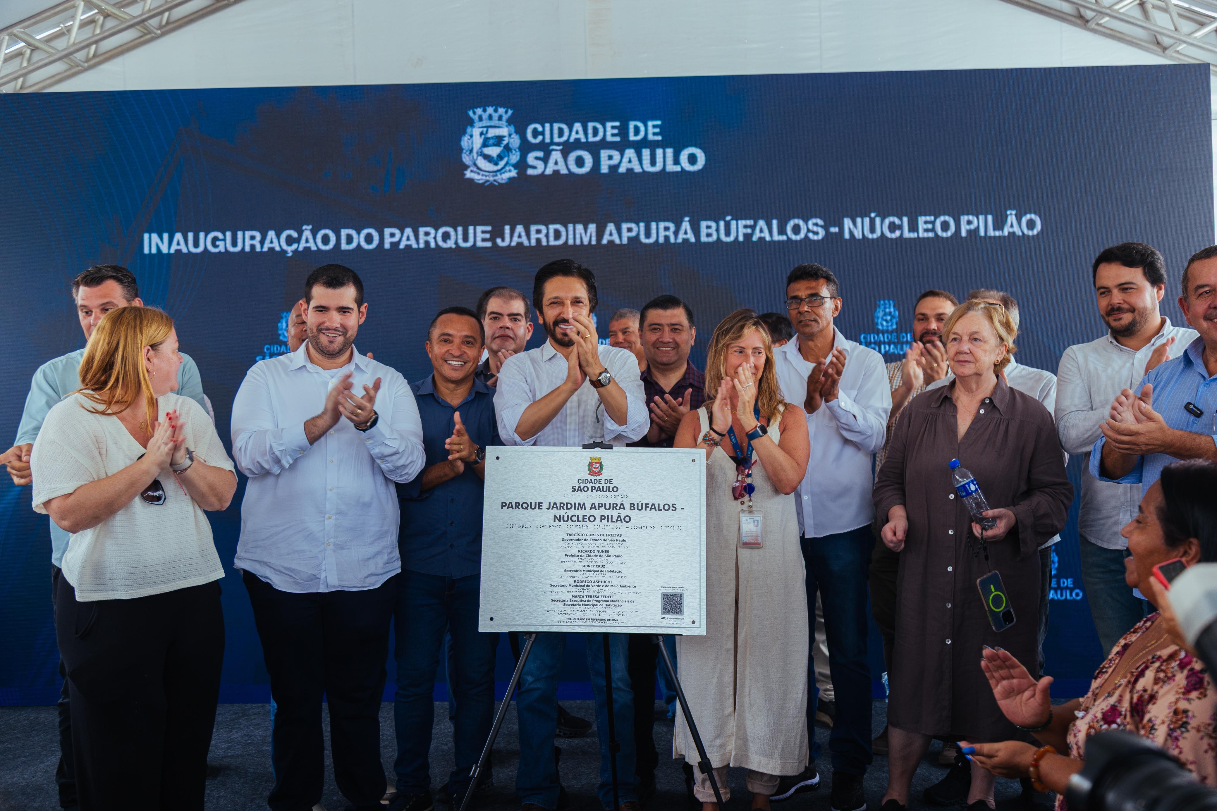 Pessoas aplaudindo a inauguração do Parque Jardim Apurá-Búfalos. 