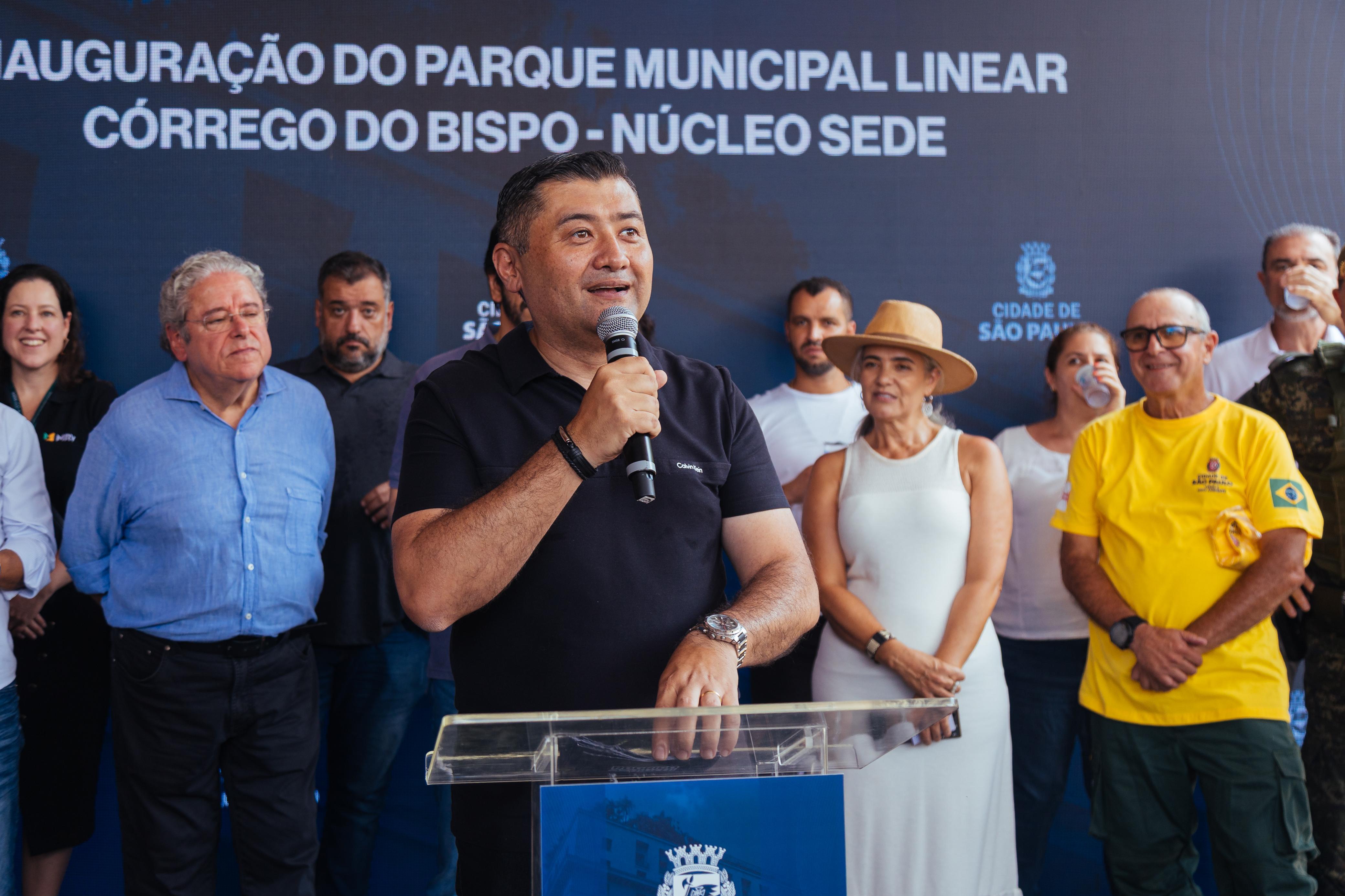 Foto da inauguração do Parque Corrego do Bispo com Sr Secretário do Verde e Meio Ambiente Sr Rodrigo Ishiuchi, atra´s autoridades da cidade de SP