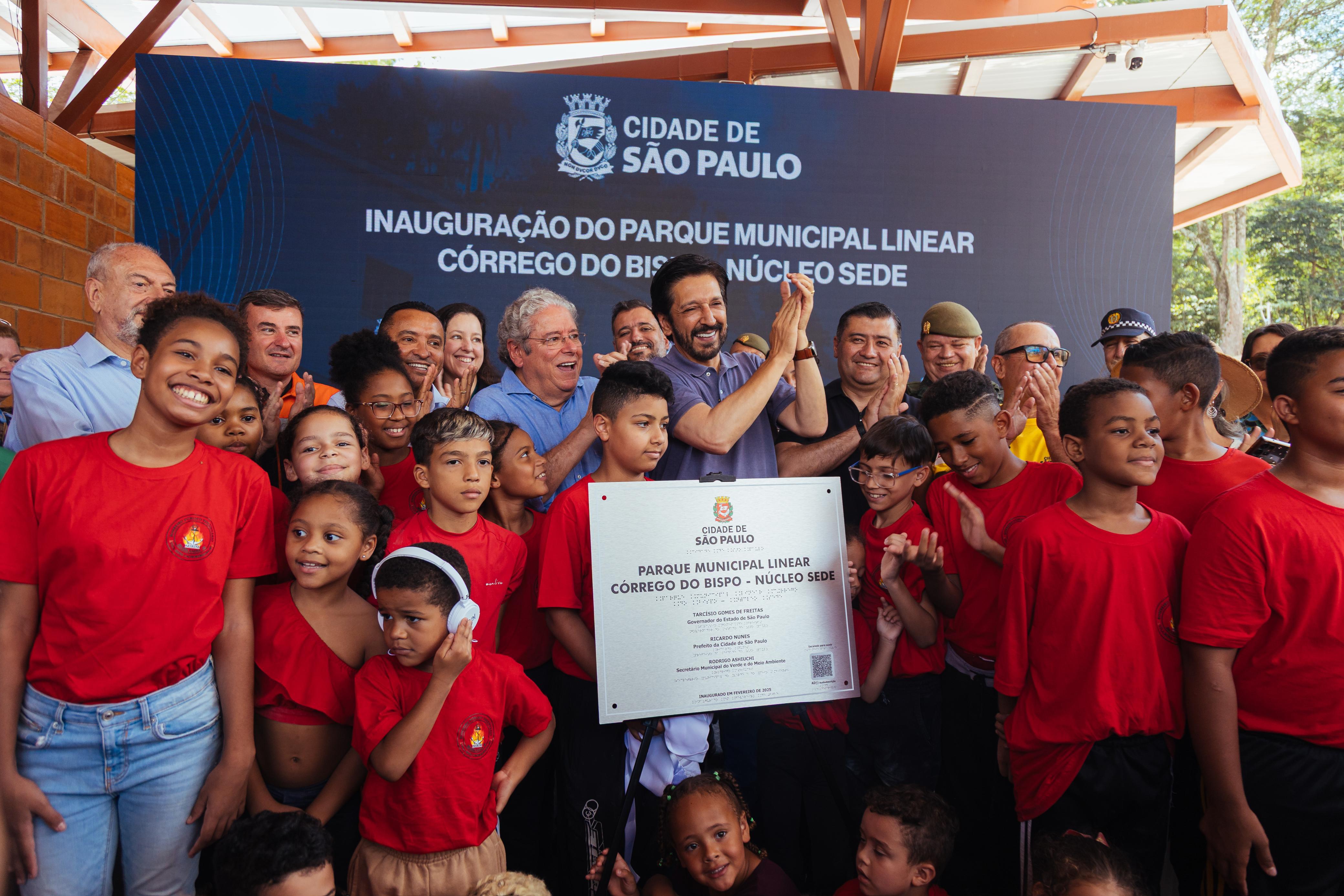 Foto com crianças ao redor do Prefeito da Cidade de SP Sr Ricardo Nunes na inauguração do Parque Corrego do Bispo