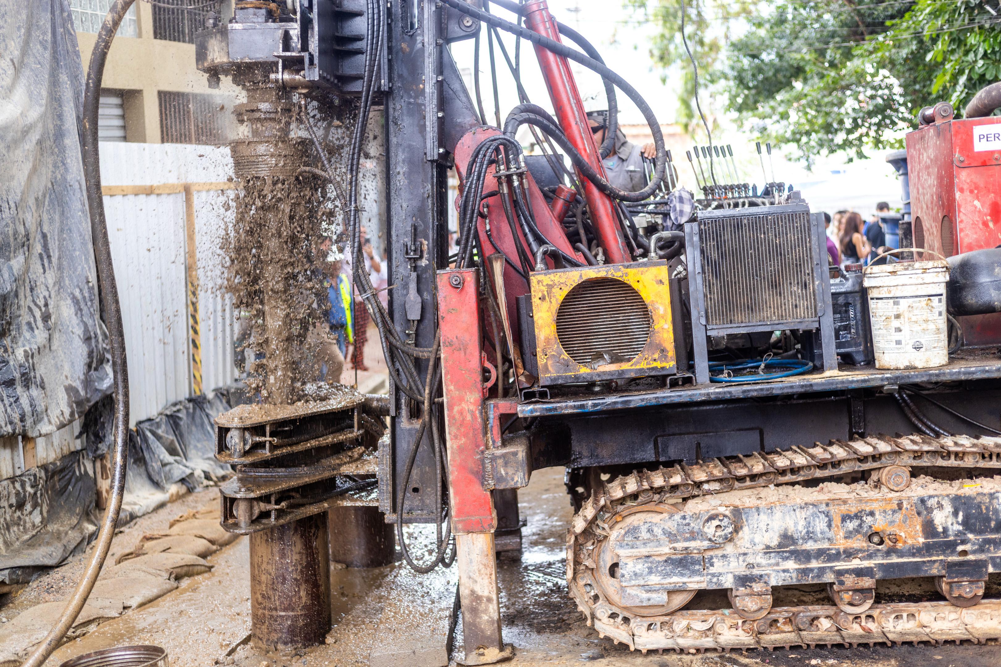 Obras em andamento na Avenida Manoel Bolivar