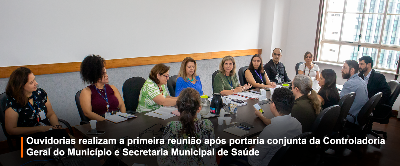 Foto registrada no ato da reunião em uma sala com 14 integrante